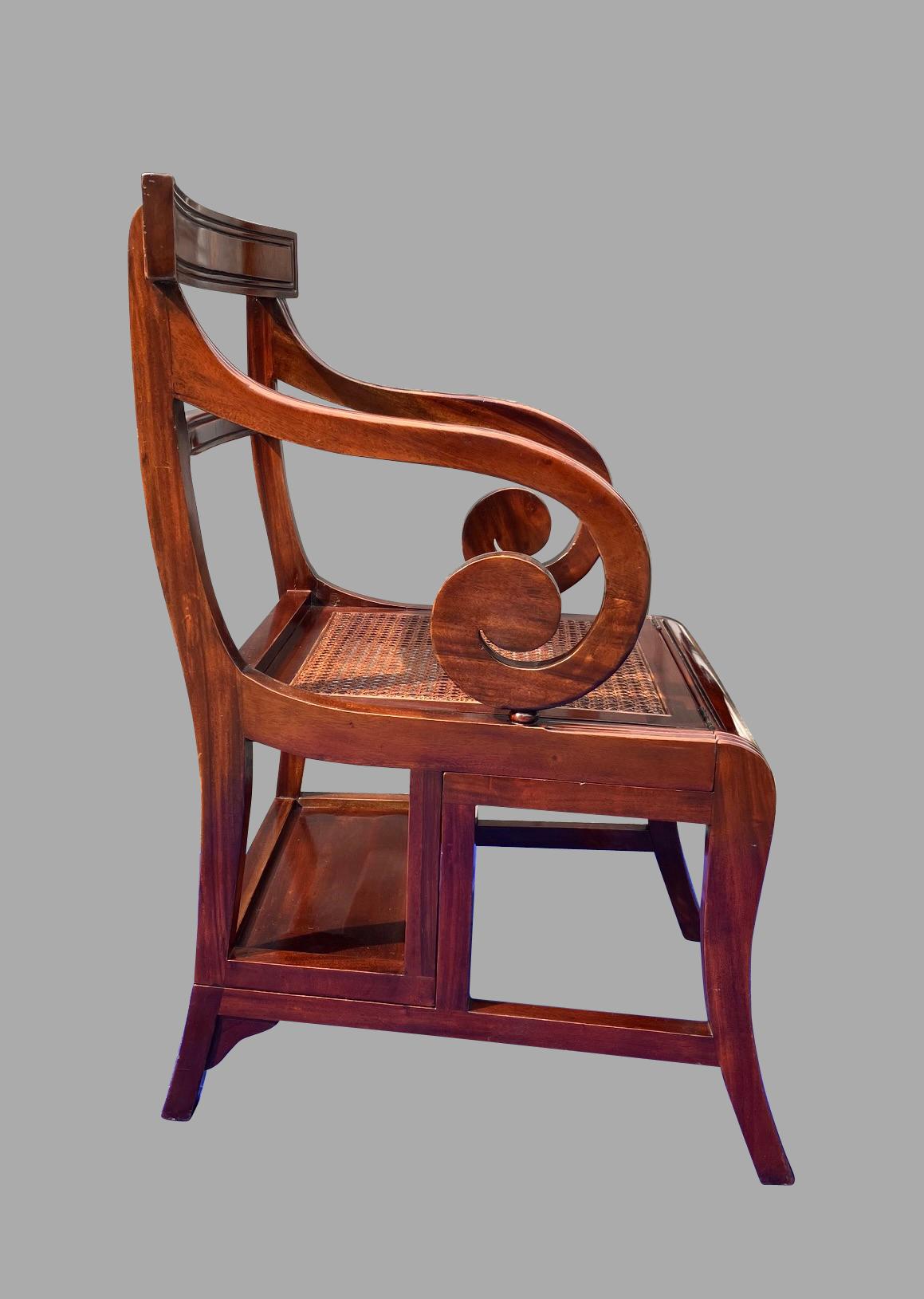 Americano Sedia da biblioteca metamorfica in stile Regency in mogano con quattro gradini rivestiti in pelle in vendita