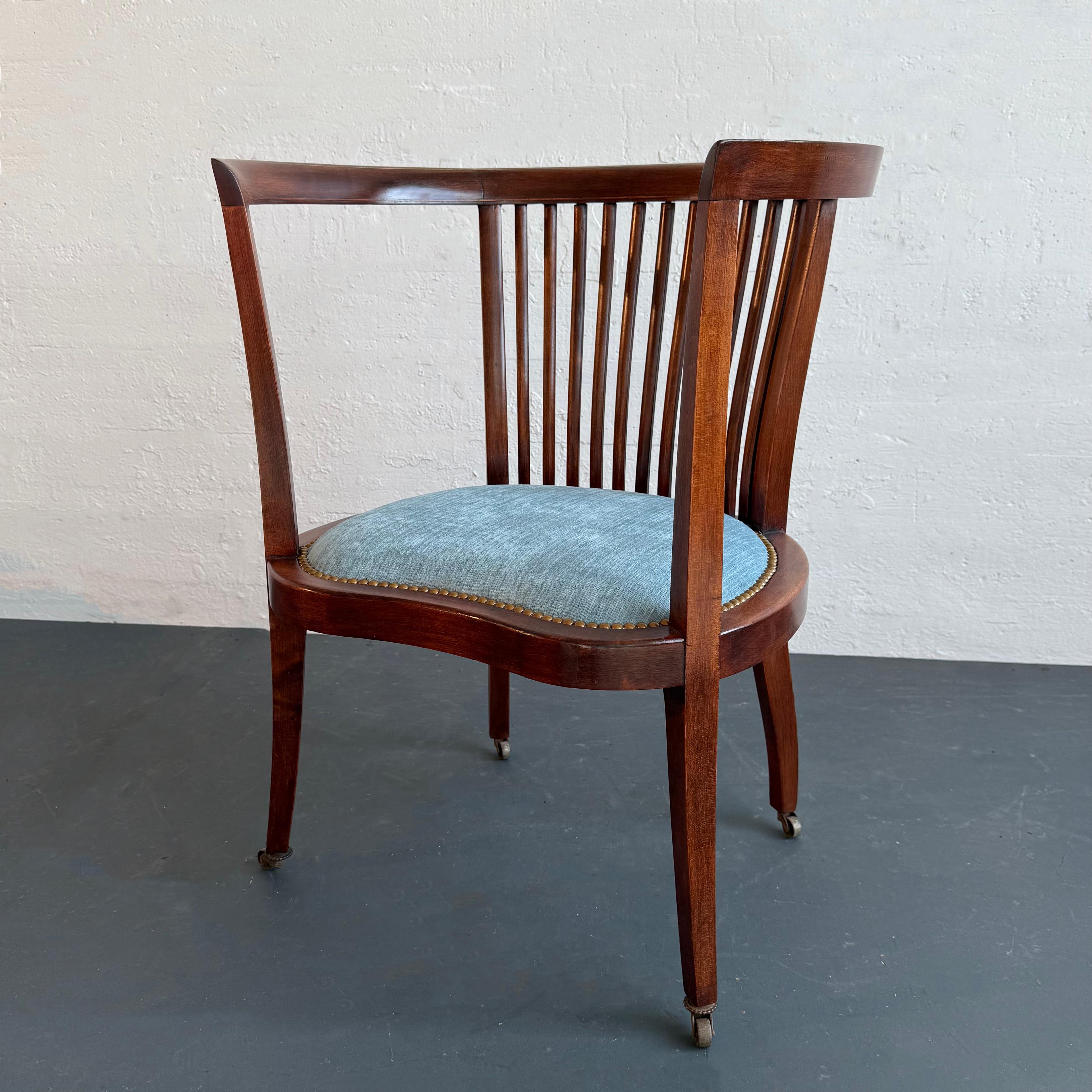 Néo-Régence Fauteuil de style Régence en acajou à dossier en tonneau et à roulettes en vente