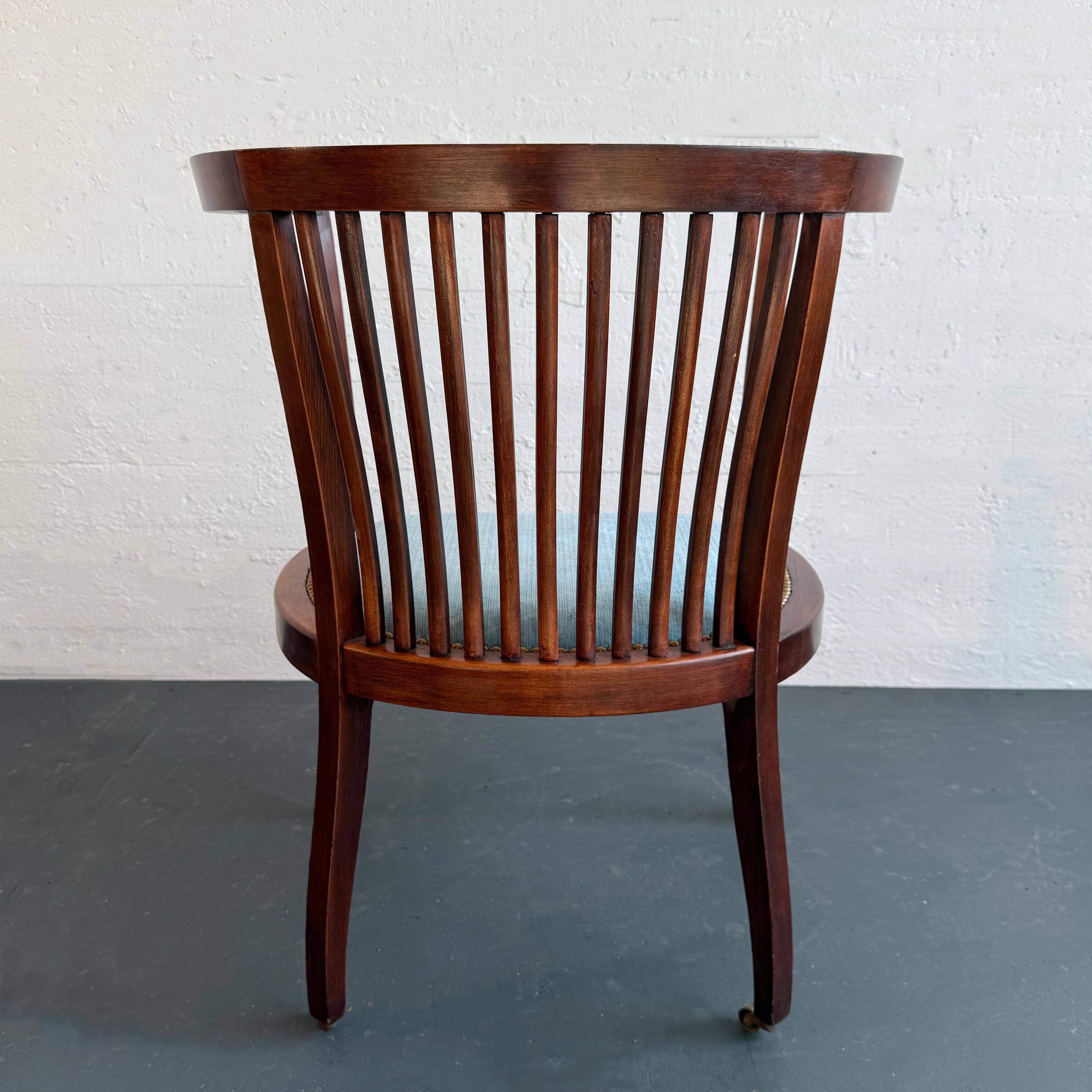 Américain Fauteuil de style Régence en acajou à dossier en tonneau et à roulettes en vente