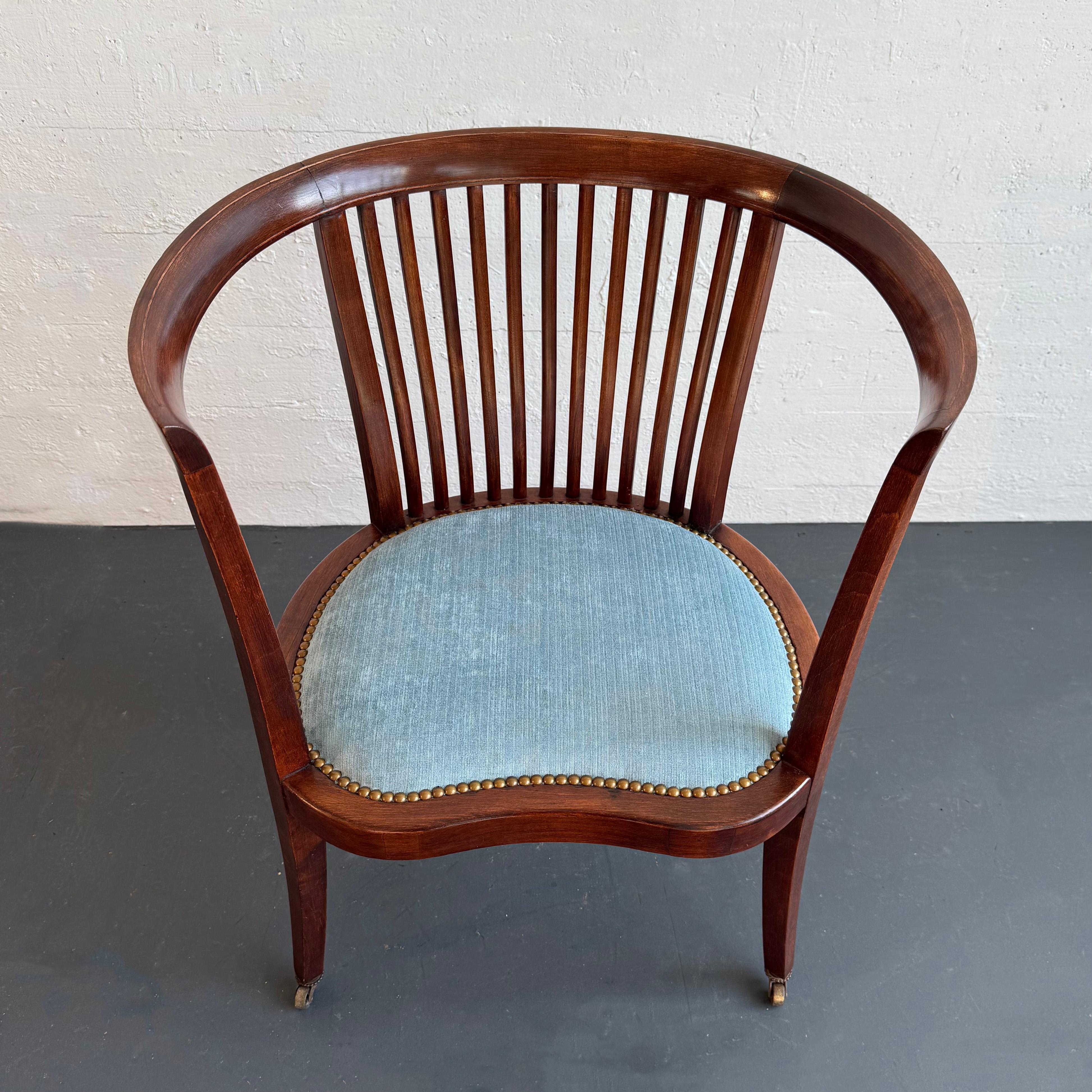 Fauteuil de style Régence en acajou à dossier en tonneau et à roulettes Bon état - En vente à Brooklyn, NY
