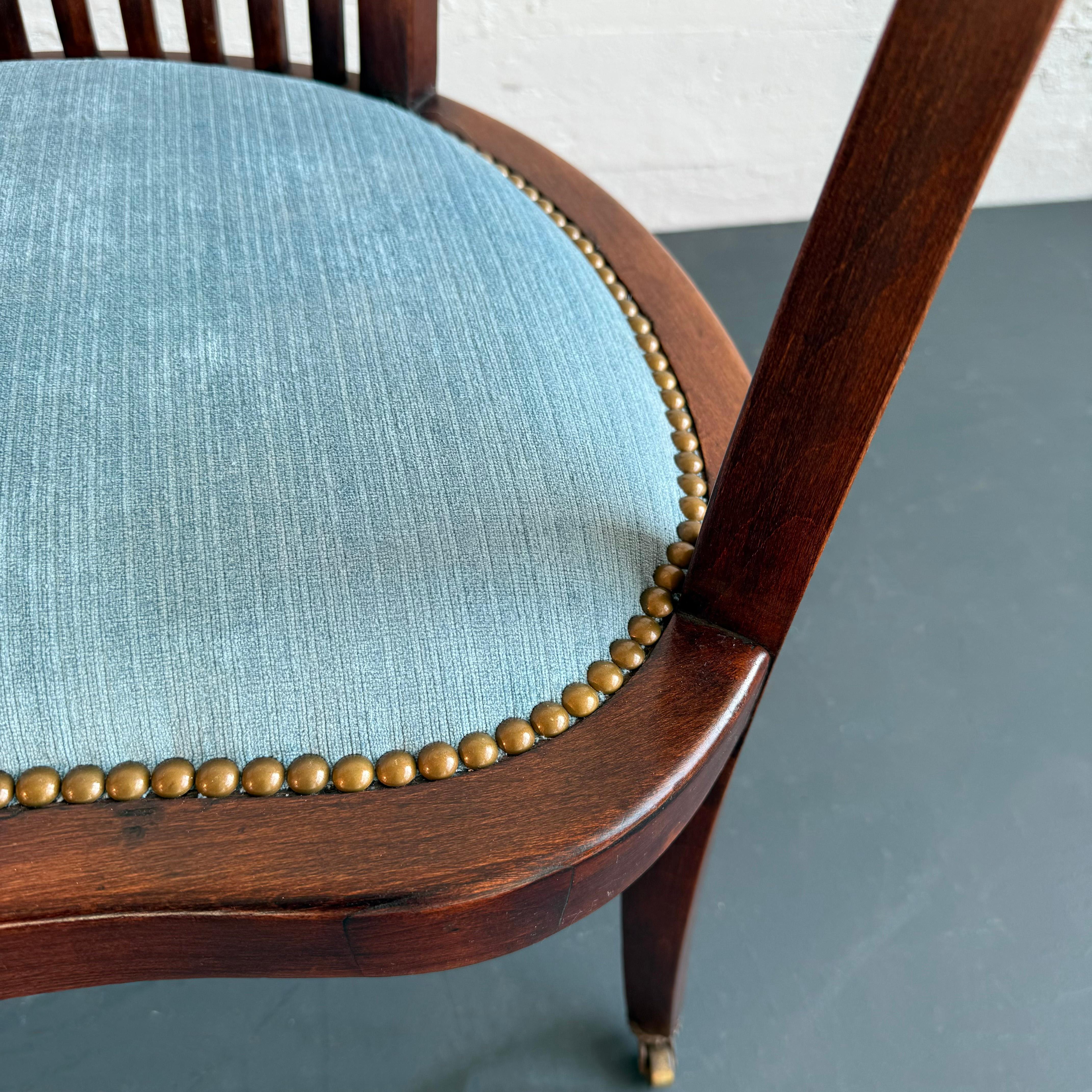 20ième siècle Fauteuil de style Régence en acajou à dossier en tonneau et à roulettes en vente