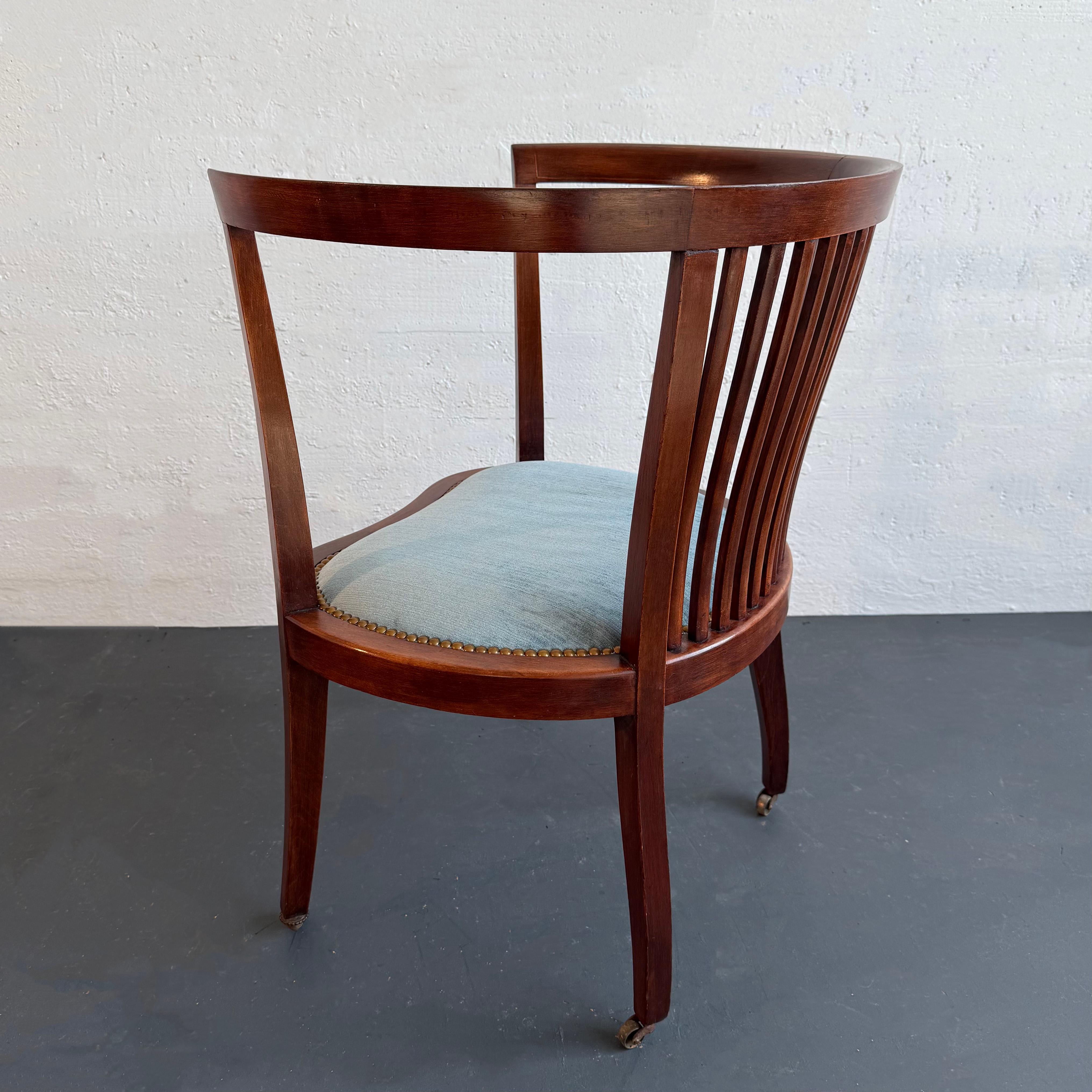 Chenille Fauteuil de style Régence en acajou à dossier en tonneau et à roulettes en vente