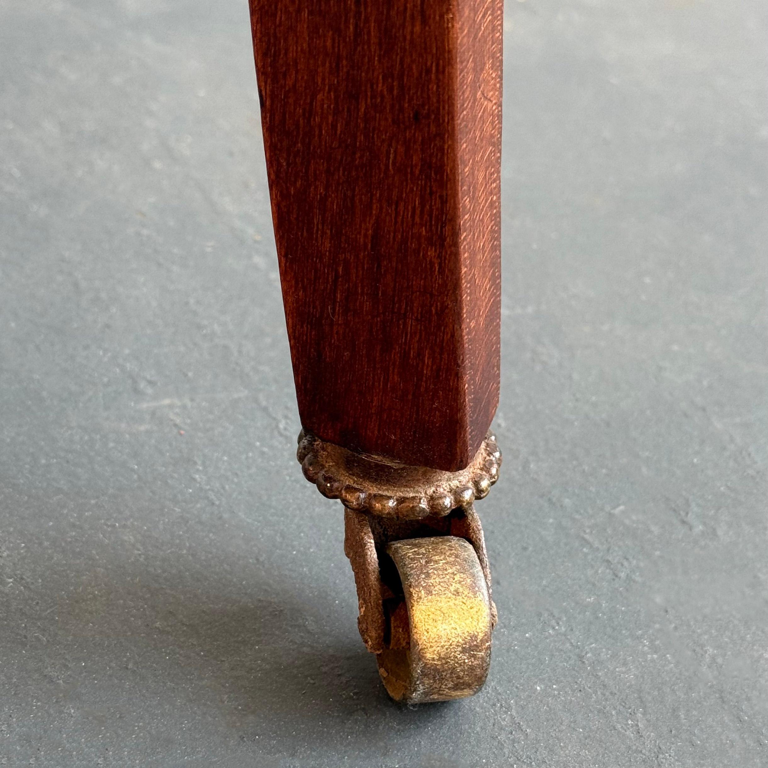 Fauteuil de style Régence en acajou à dossier en tonneau et à roulettes en vente 1