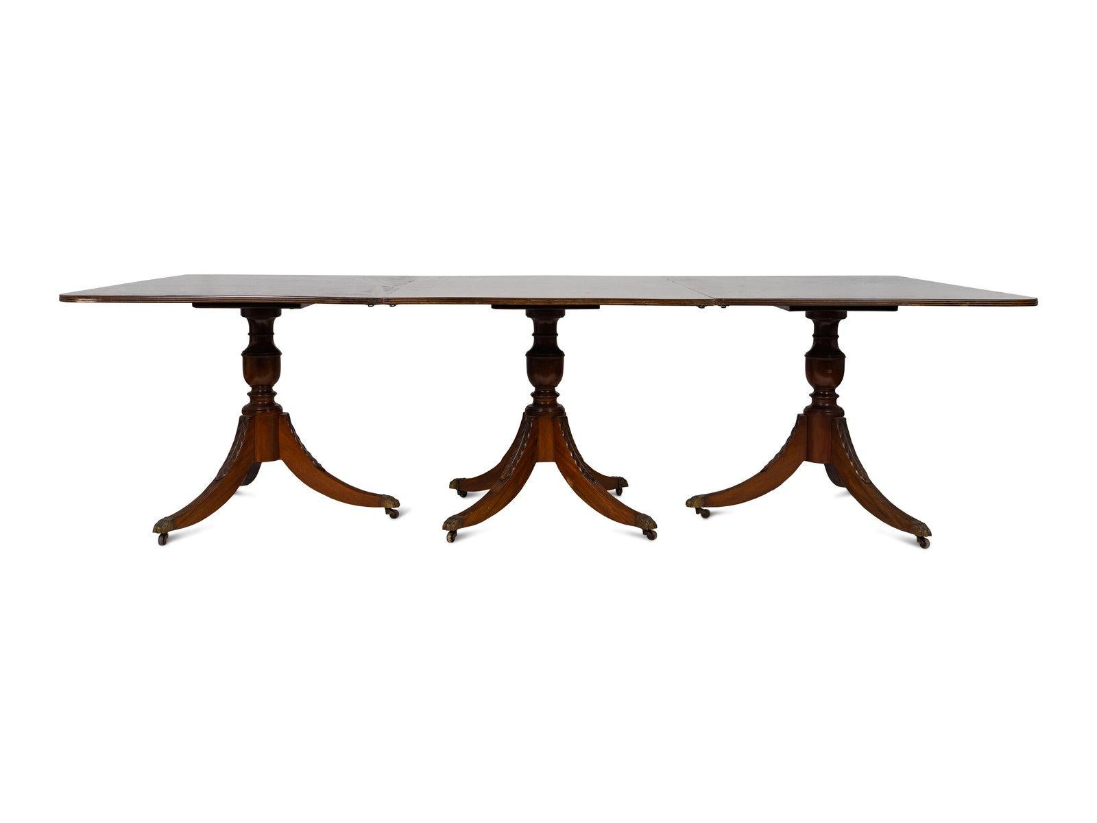 Regency style mahogany three pedestal dining table, early 20th century.
 