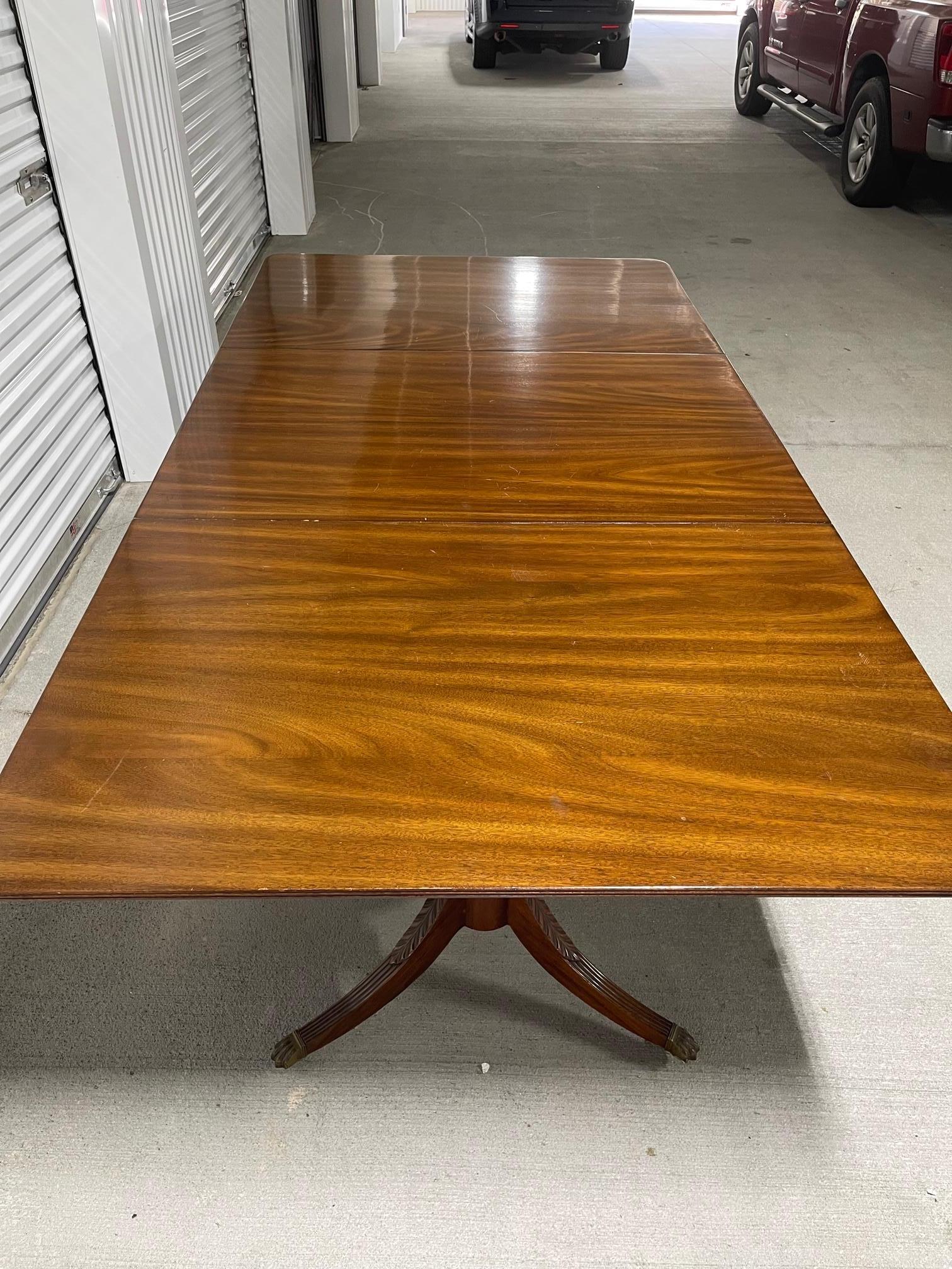 Table de salle à manger de style Régence à trois piédestaux, début du 20e siècle en vente 1
