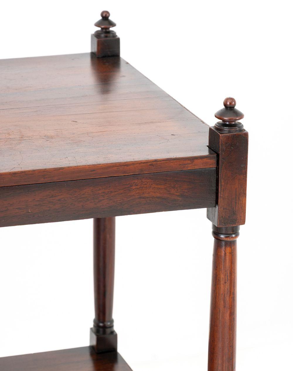 Mueble de caoba de tres niveles estilo Regencia, finales del siglo XIX, con un solo cajón en el nivel inferior sobre cuatro ruedas. Alto 42
