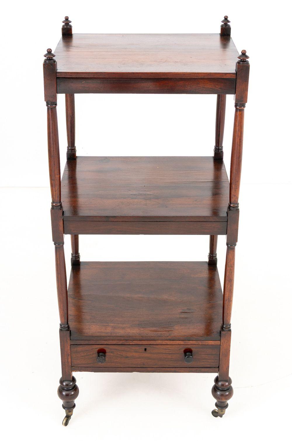 Whatnot de caoba de tres pisos estilo Regencia en Bueno estado para la venta en Astoria, NY