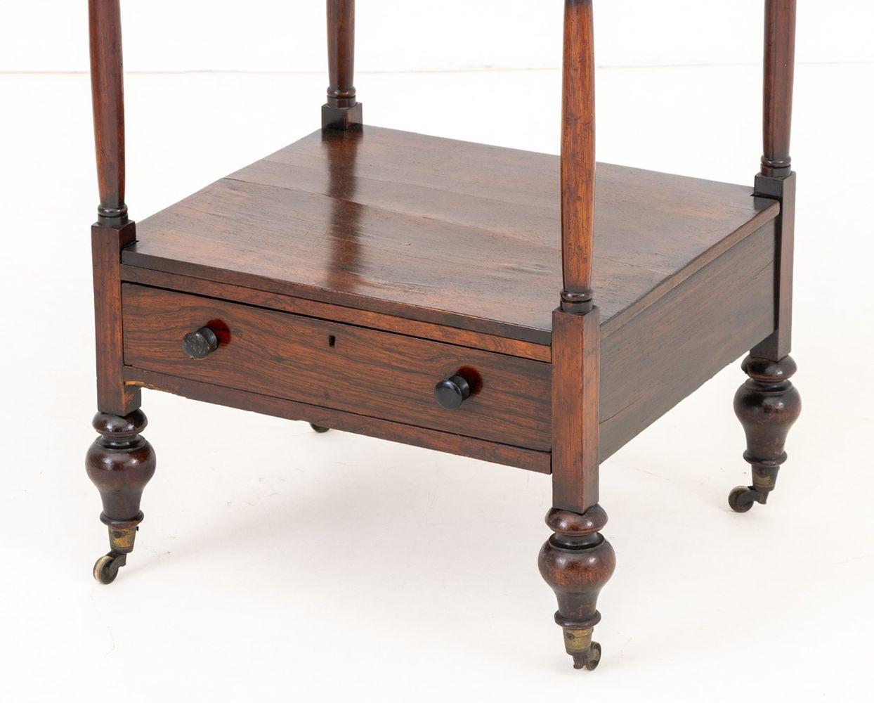 Whatnot de caoba de tres pisos estilo Regencia siglo XIX en venta
