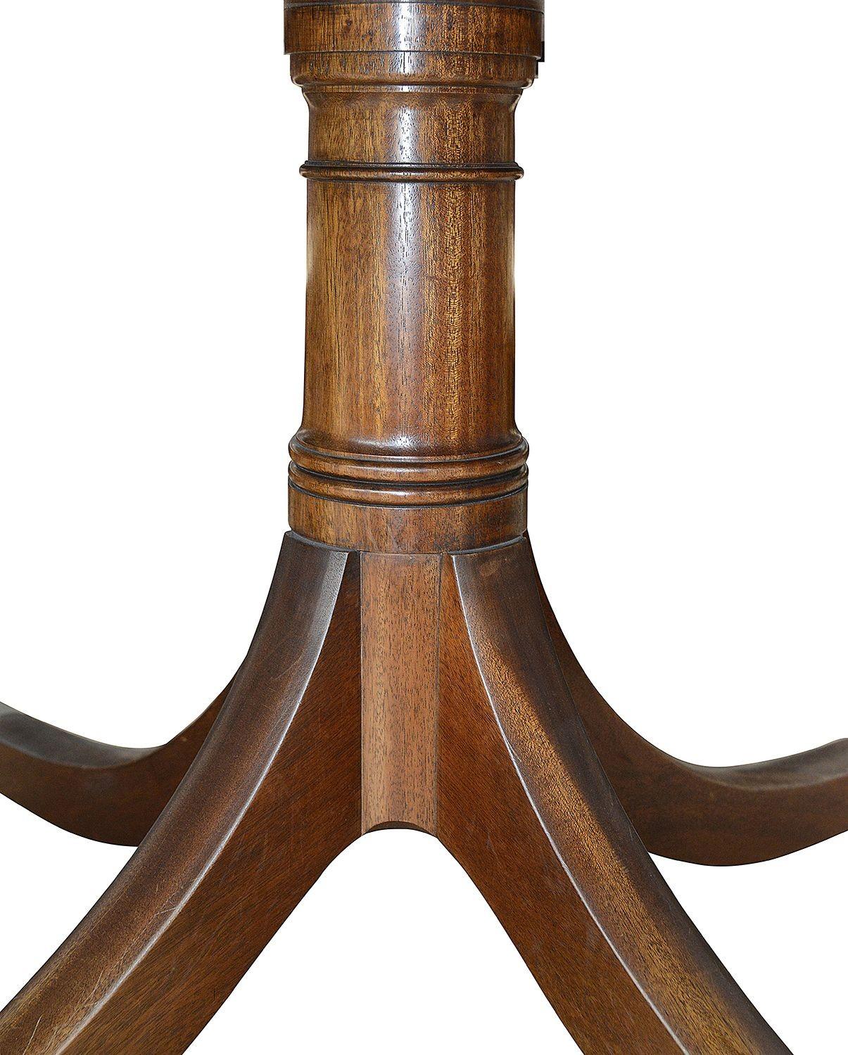 Regency Style Mahogany Triple Pedestal Dining Table In Good Condition For Sale In Brighton, Sussex