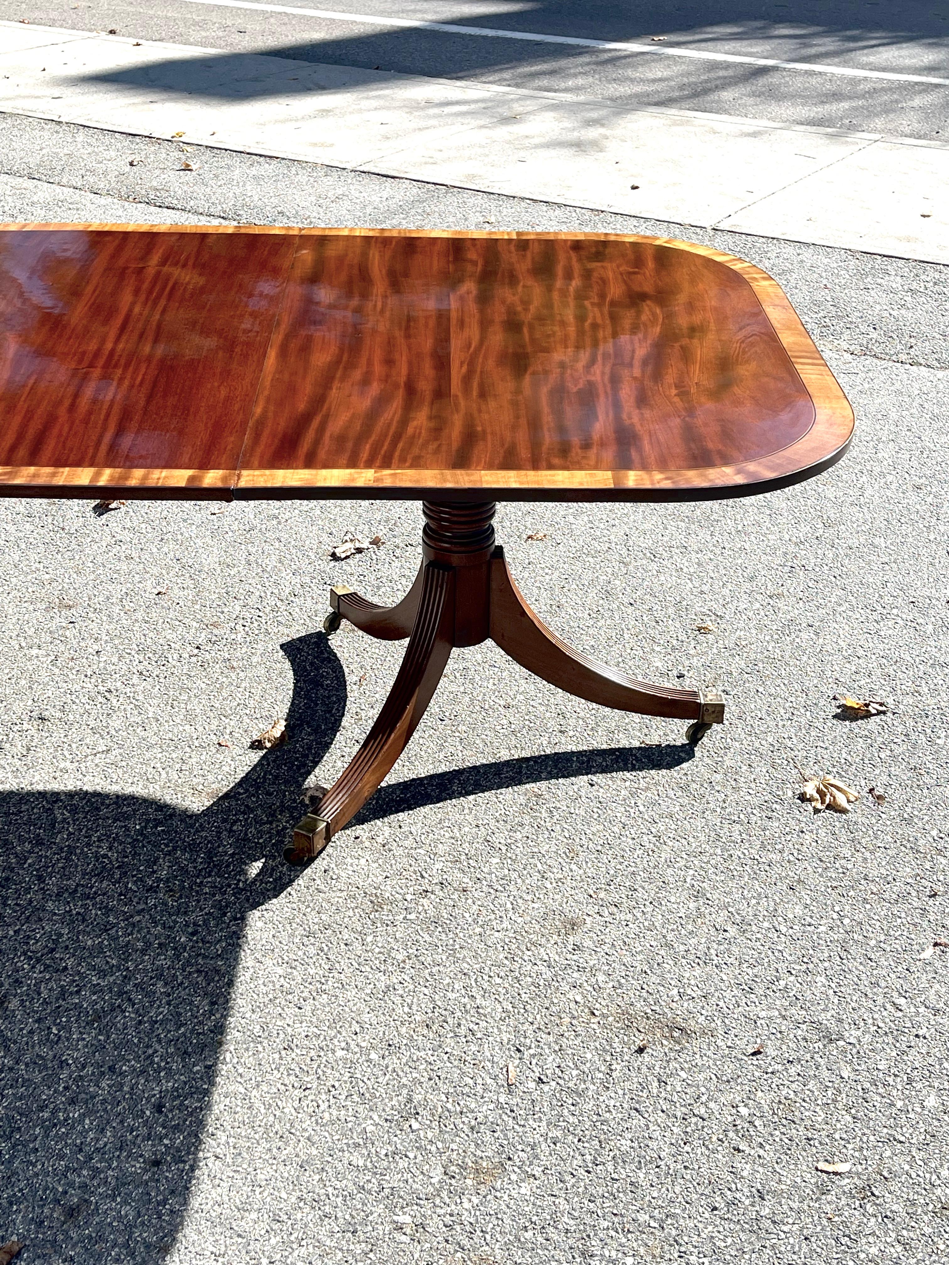 Regency Style Mahogany Triple Pedestal Dining Table with Satinwood Banding In Good Condition In Essex, MA