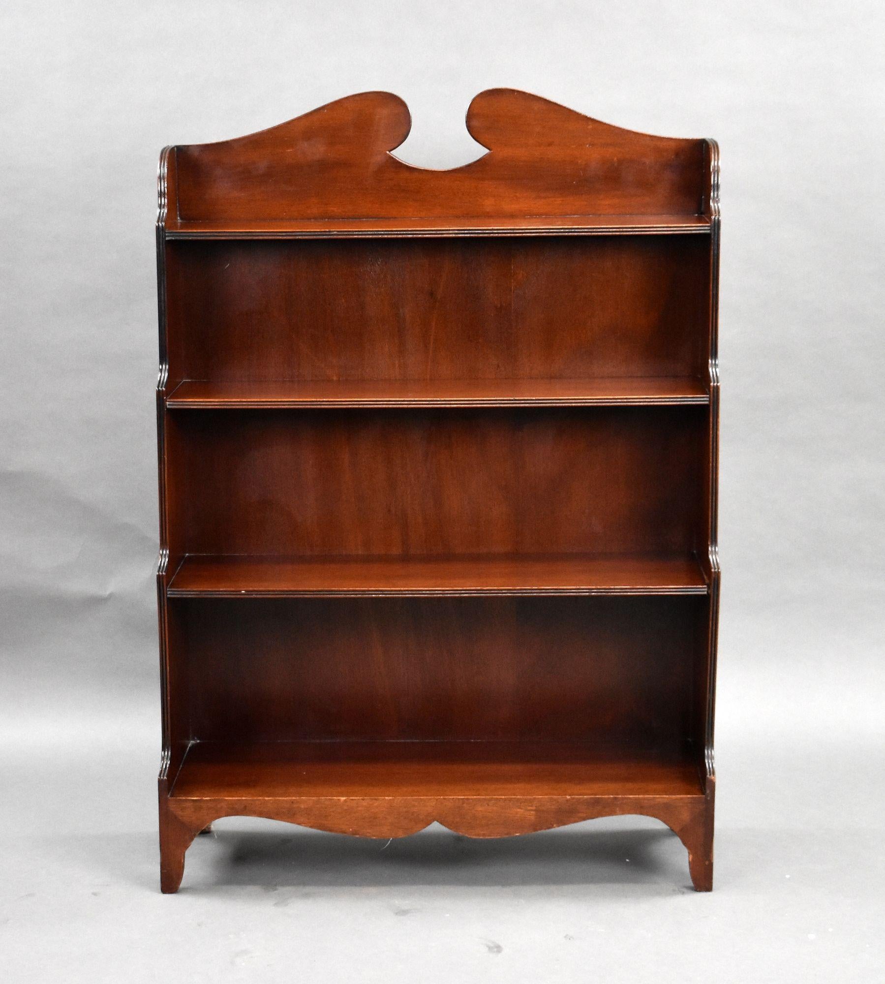 For sale is a good quality Regency style mahogany waterfall bookcase, having a swan neck pediment, above four graduated shelves, standing on splayed feet, this piece remains in very good condition.

Width: 77cm Depth: 25cm Height: 109cm
