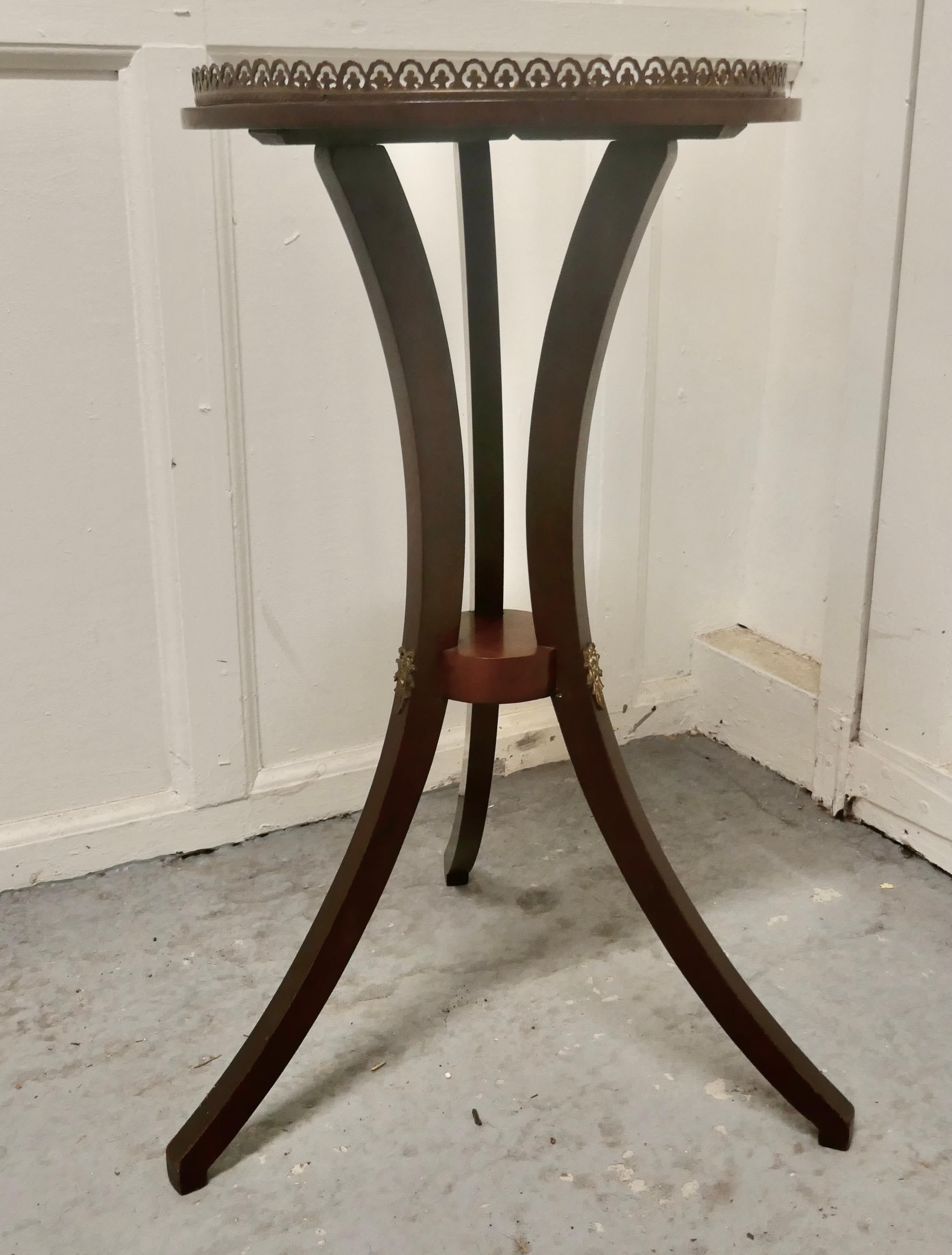 Regency style mahogany wine table with gallery

This lovely and unusual table stands on a very unusual three leg splayed base
The round mahogany top is made from a single piece of wood which has a pierced brass gallery 

A fantastic looking