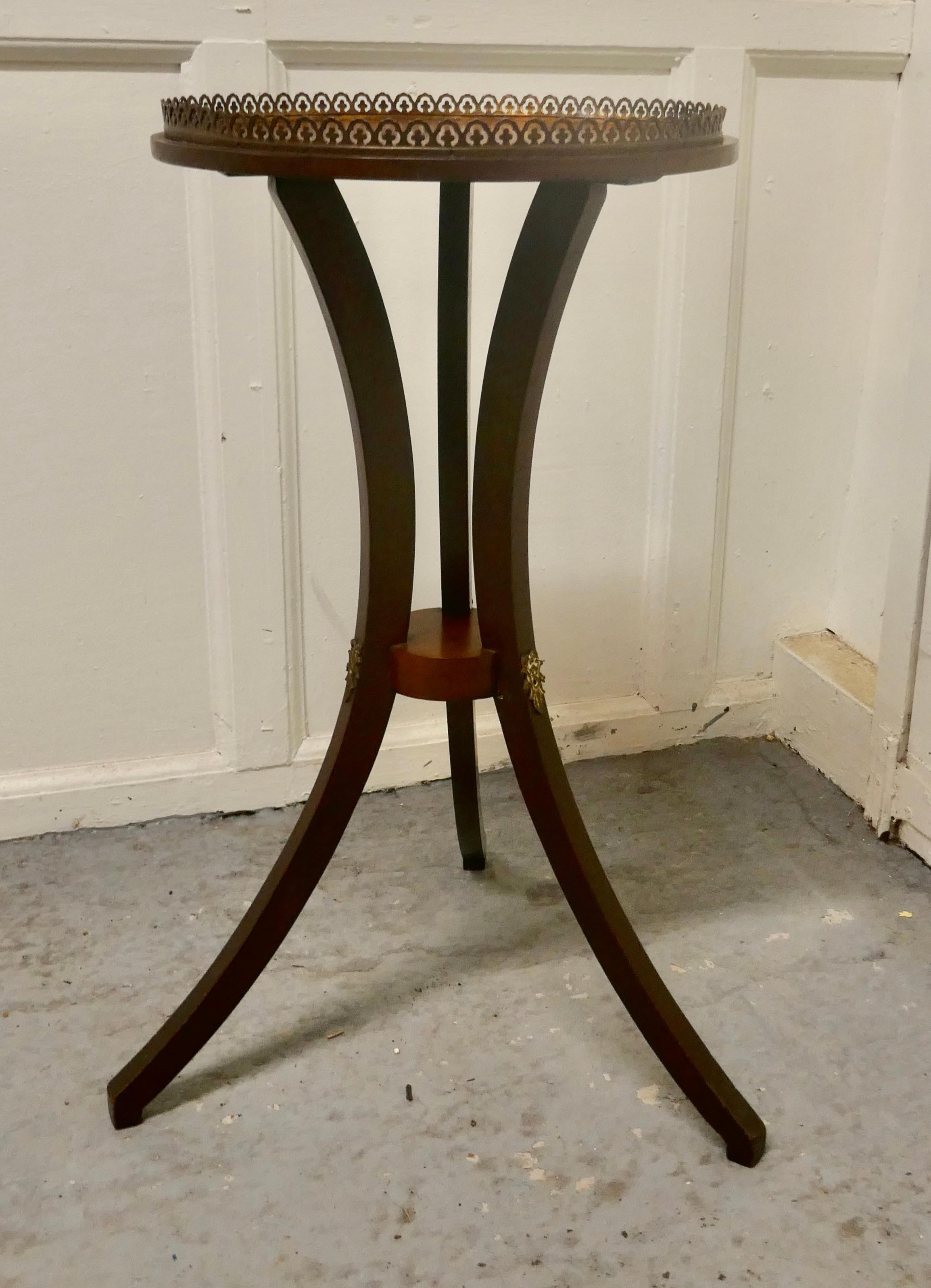 Regency Style Mahogany Wine Table with Gallery In Good Condition In Chillerton, Isle of Wight