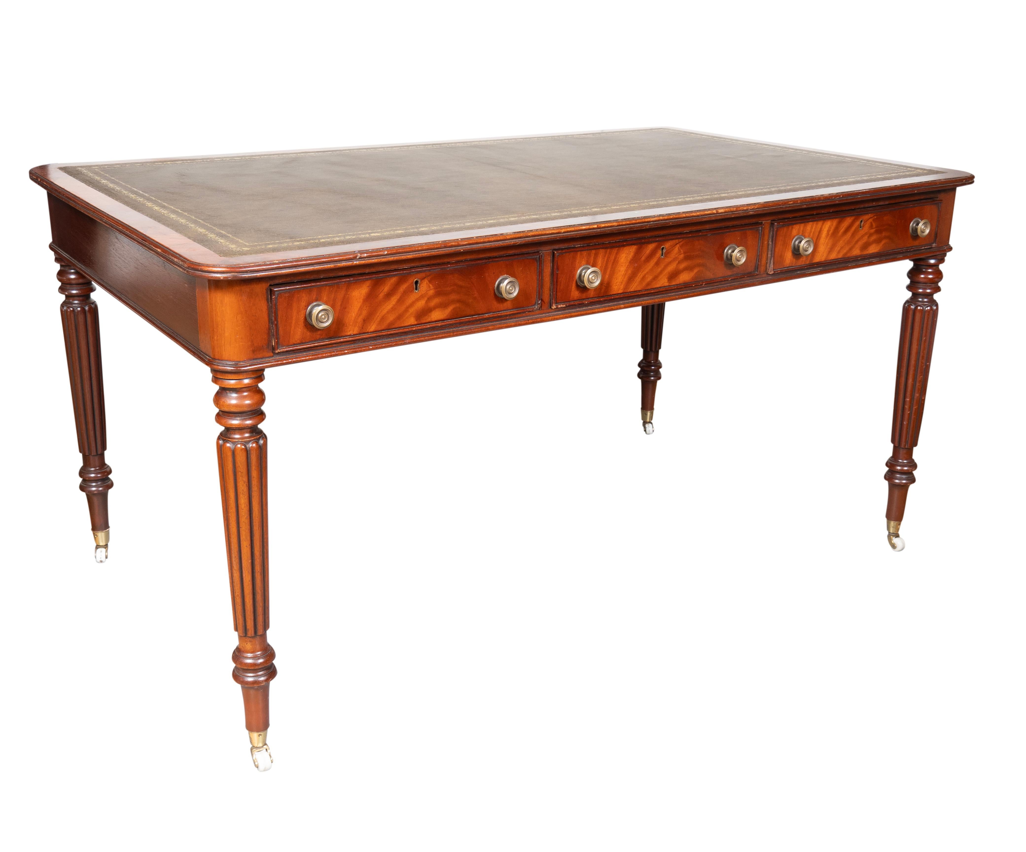 Anglais Regency Style Mahogany Writing Table en vente