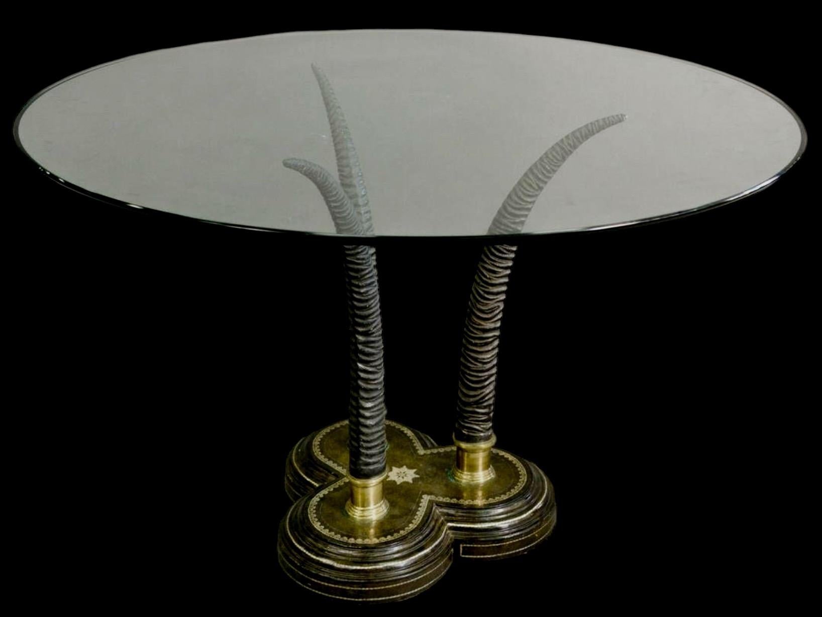 Regency Table centrale / d'appoint de style Régence Maitland Smith en bronze et cuir avec fausse corne en vente