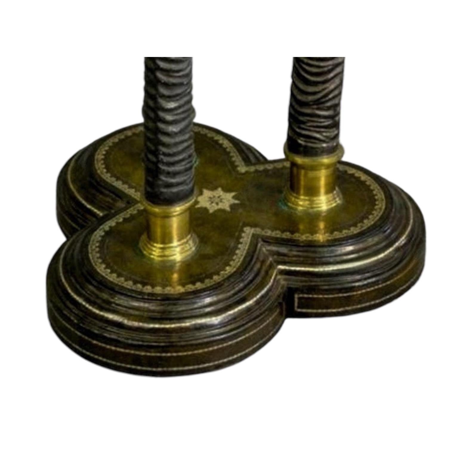 Philippin Table centrale / d'appoint de style Régence Maitland Smith en bronze et cuir avec fausse corne en vente