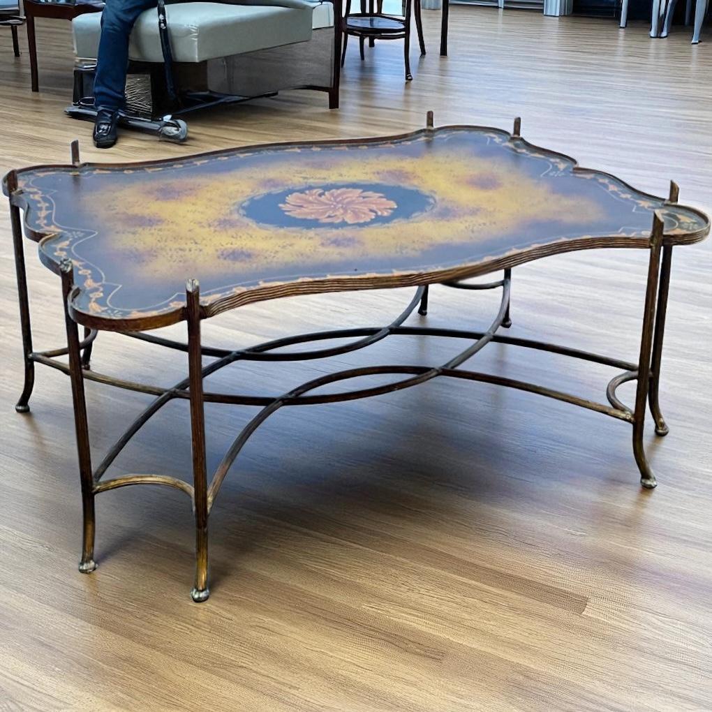 Dies ist eine vergoldete Bronze faux bois Stil Tablett Form Couchtisch von Maitland-Smith. Es ist markiert und stammt aus der zweiten Hälfte des 20. Das Tablett ist handbemalt und erinnert an einen antiken Tontisch. Es ist in sehr gutem Zustand.