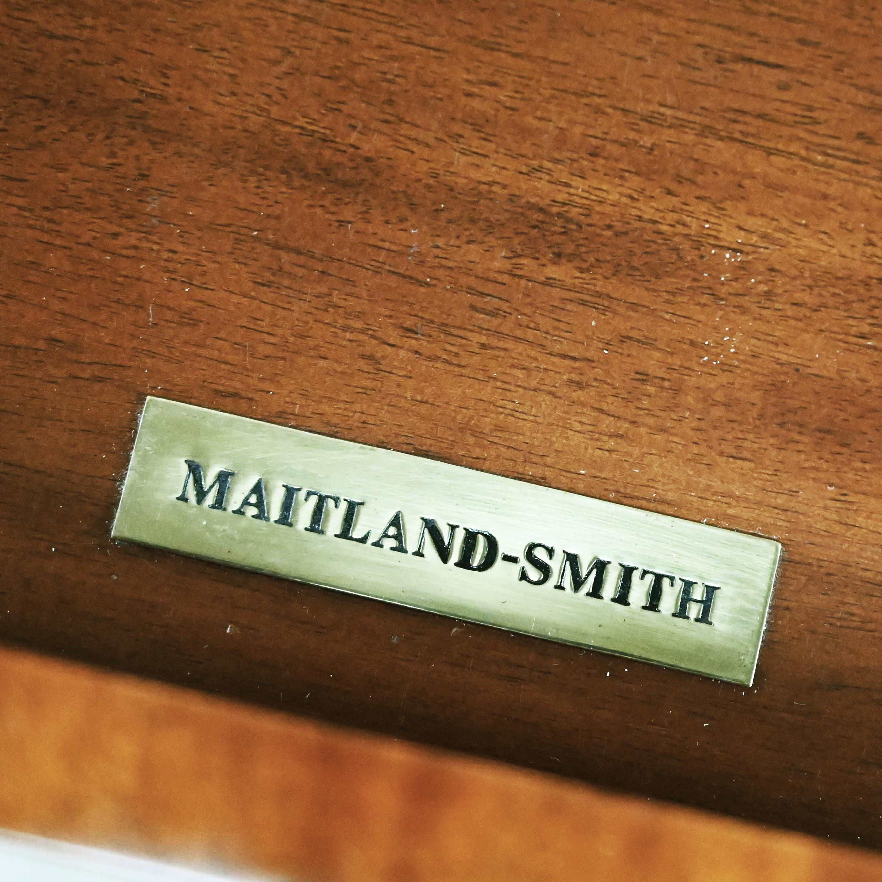 Bureau de style Régence Maitland Smith en acajou avec faux partenaires Détails en cuir et laiton en vente 6