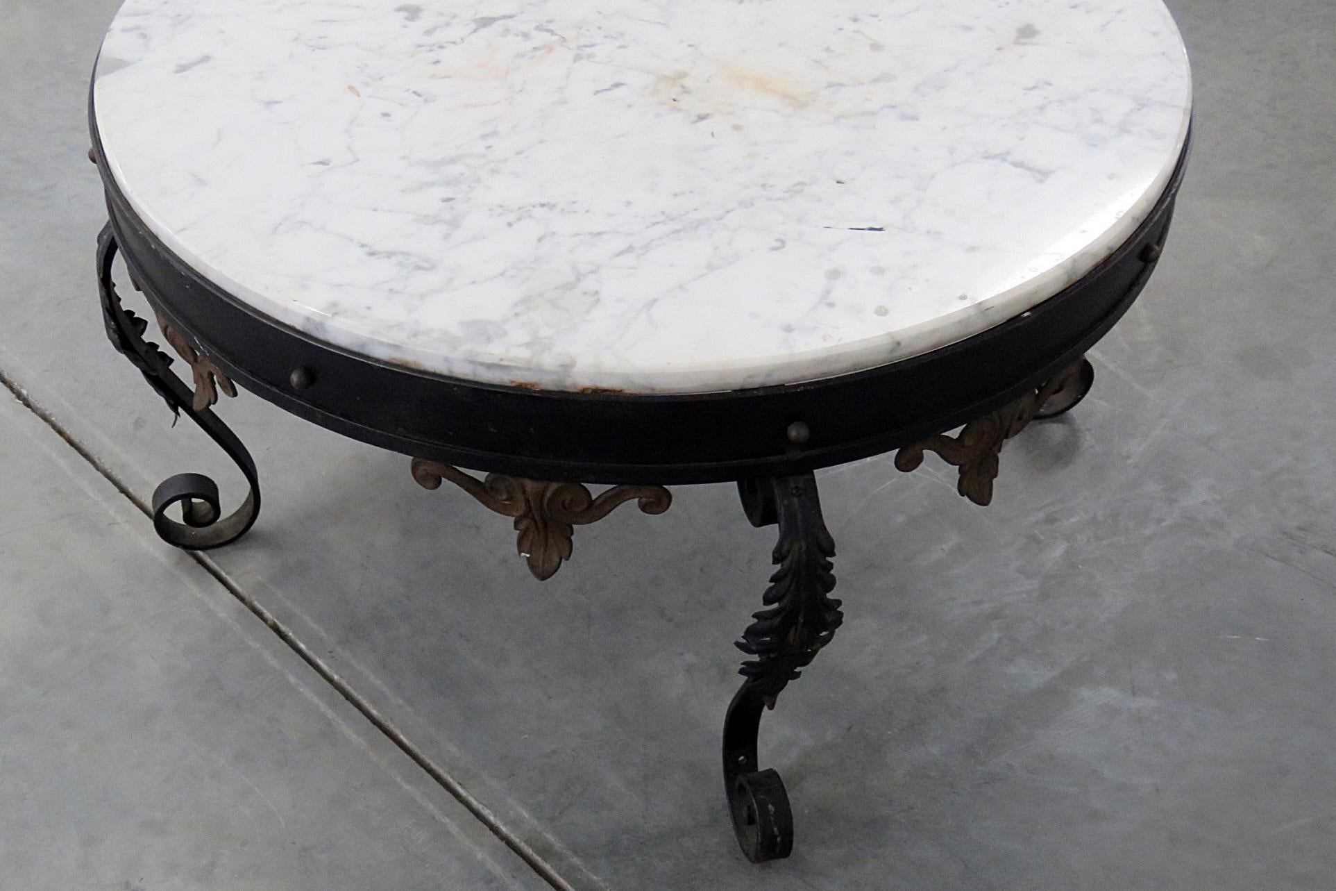Indoor or outdoor Wrought Iron Italian Neoclassical Coffee Cocktail Table In Good Condition In Swedesboro, NJ