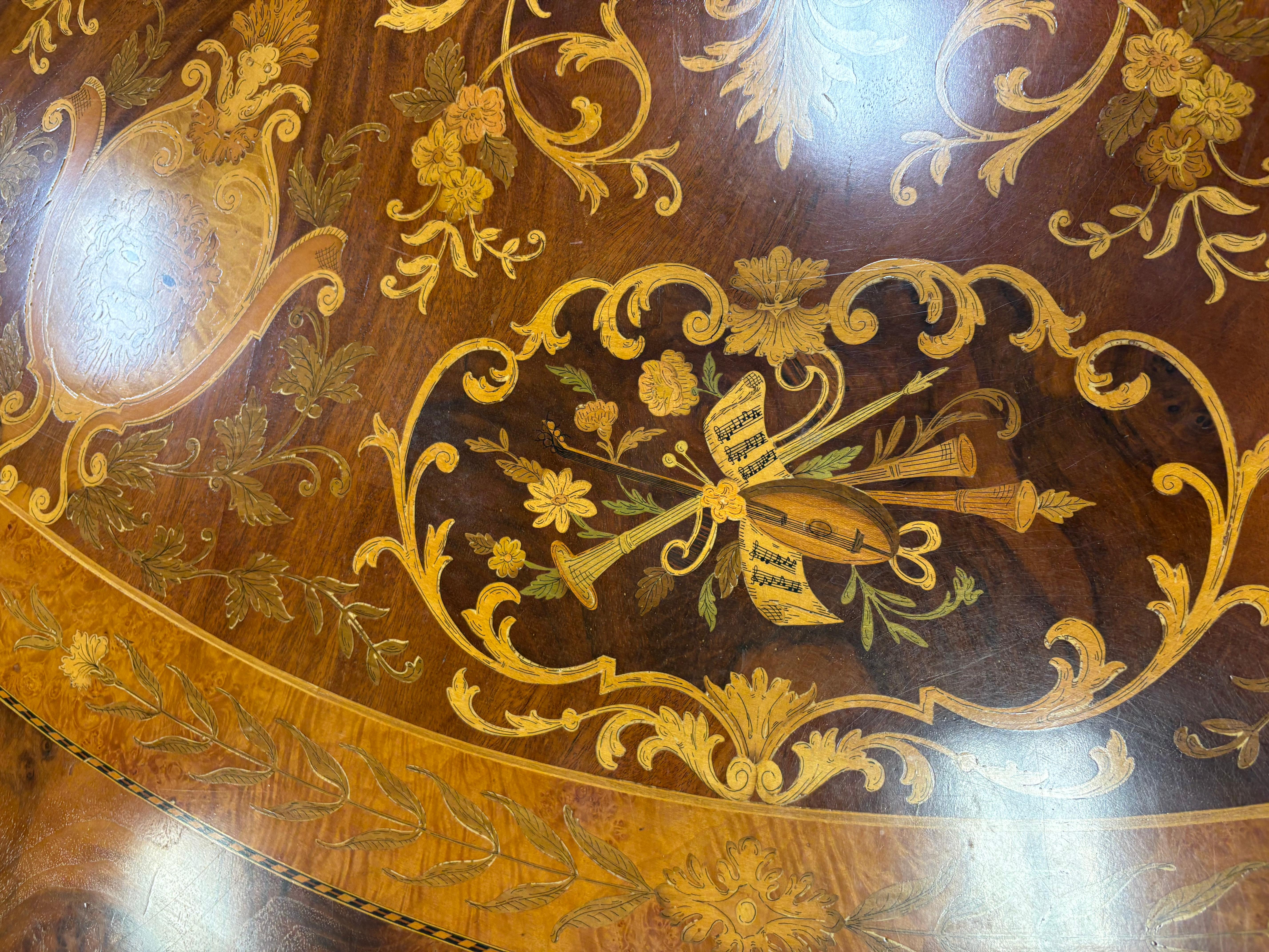 Américain Table centrale en marqueterie, loupe et bronze de style Régence, 20e siècle en vente