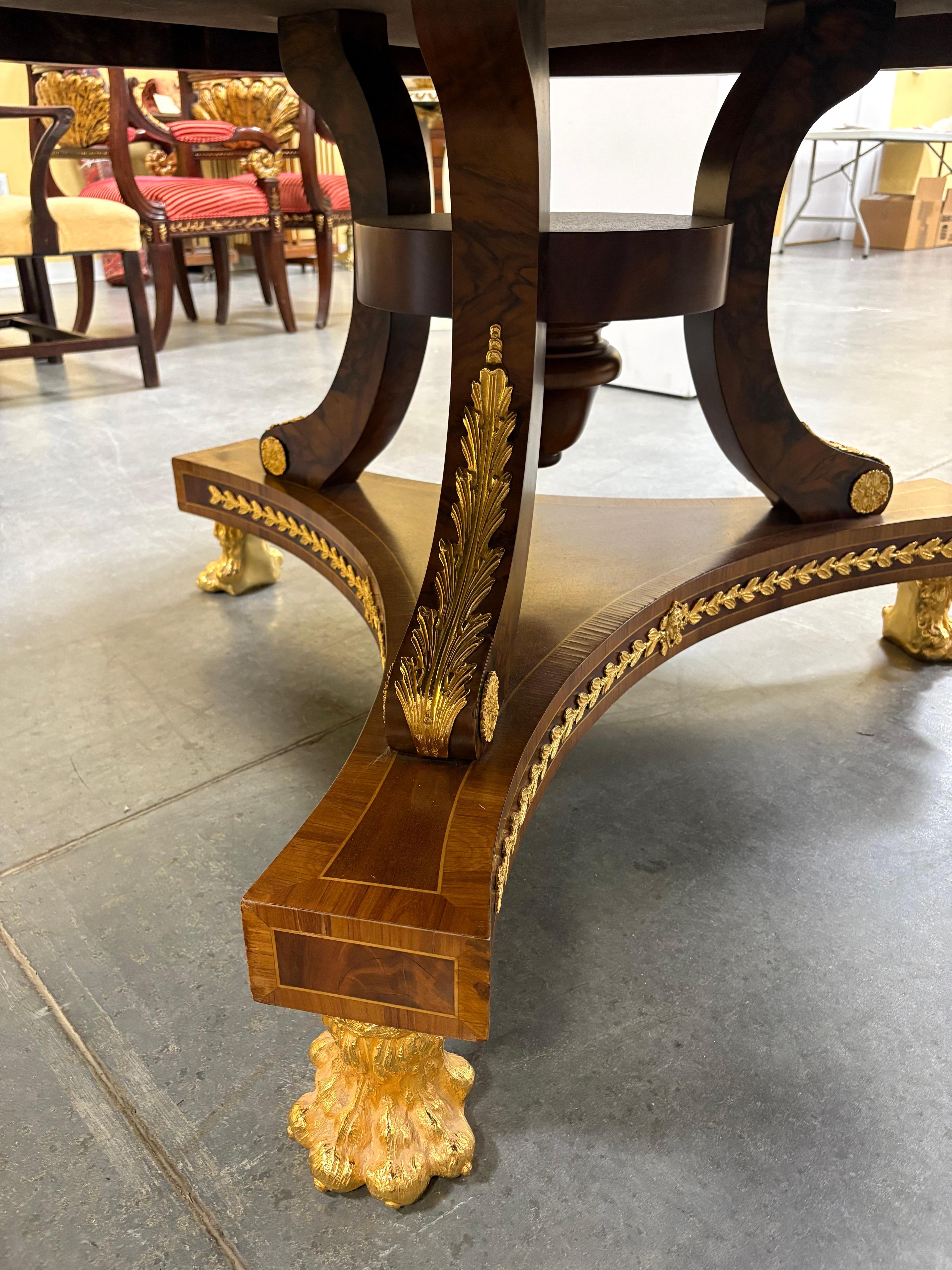 Table centrale en marqueterie, loupe et bronze de style Régence, 20e siècle Bon état - En vente à Savannah, GA
