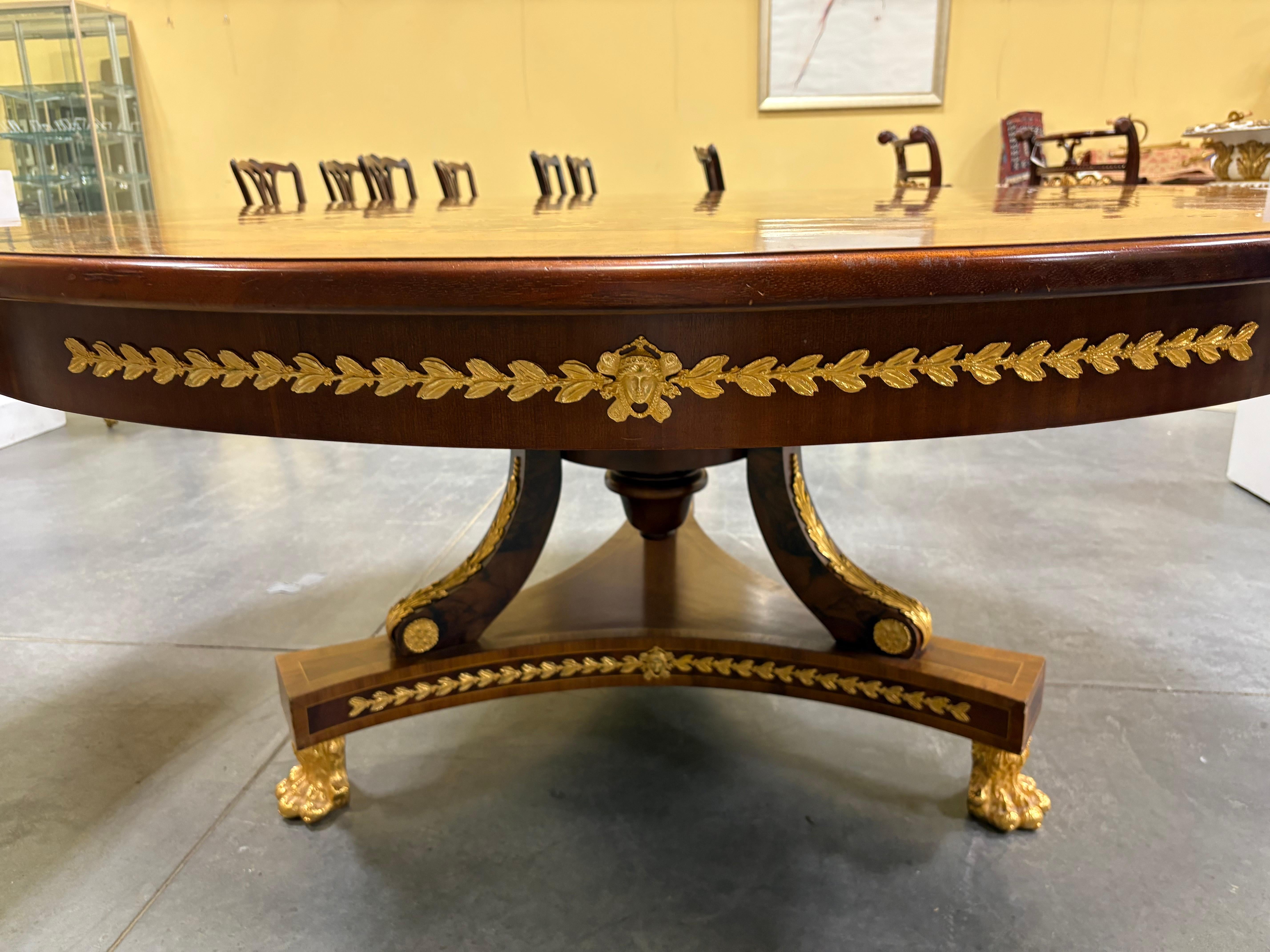 20ième siècle Table centrale en marqueterie, loupe et bronze de style Régence, 20e siècle en vente