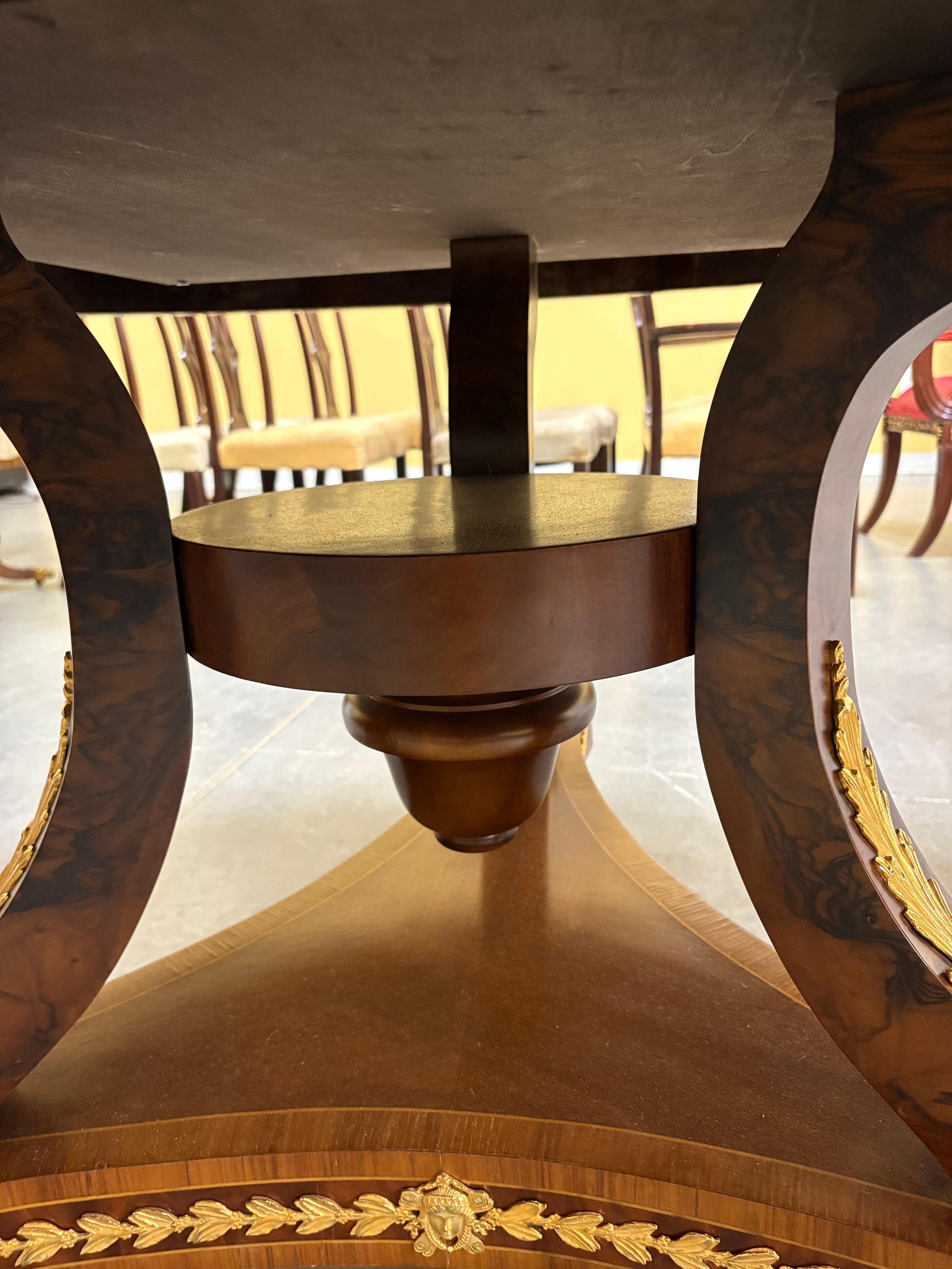 Noyer Table centrale en marqueterie, loupe et bronze de style Régence, 20e siècle en vente