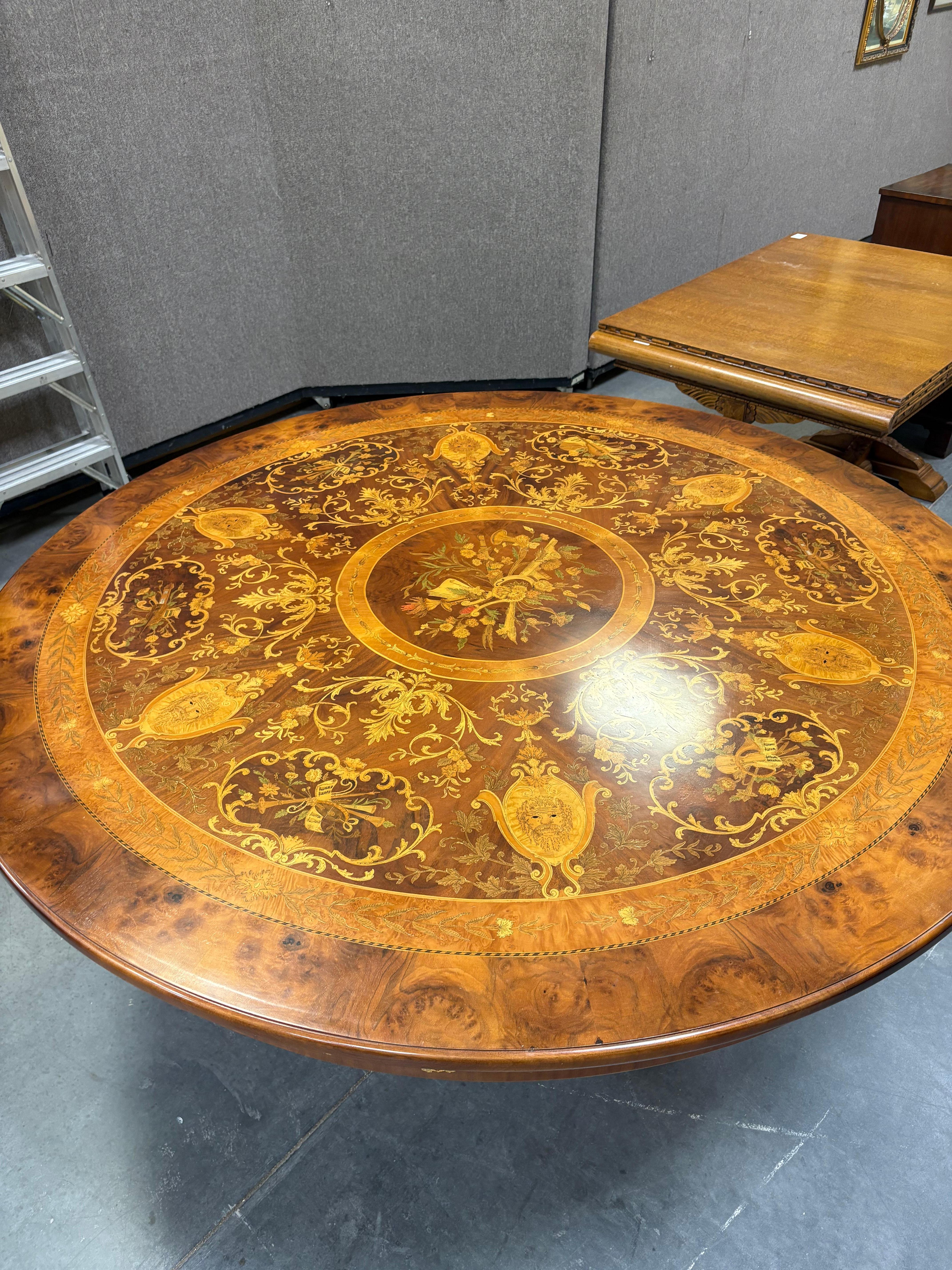 Table centrale en marqueterie, loupe et bronze de style Régence, 20e siècle en vente 1