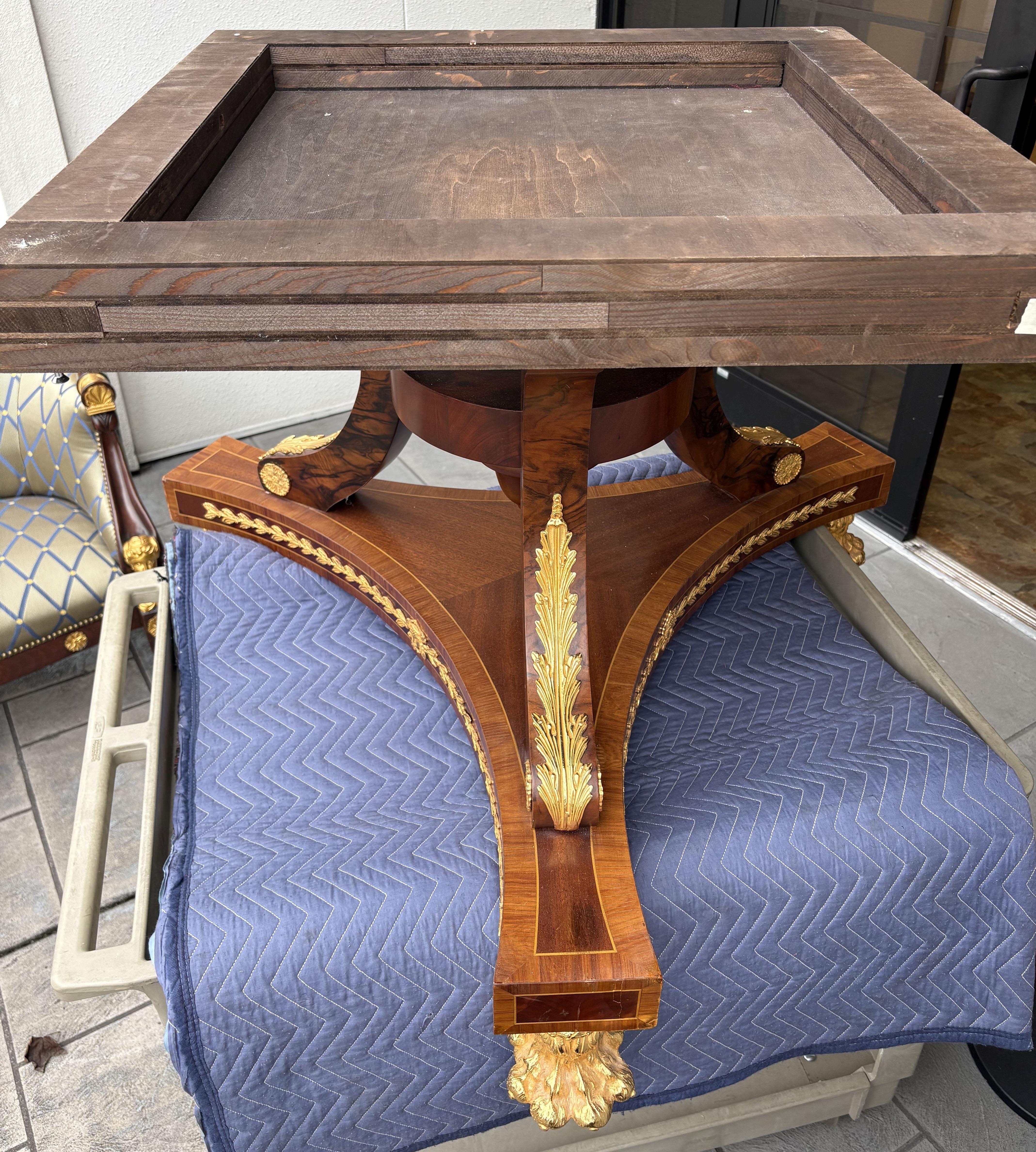 Table centrale en marqueterie, loupe et bronze de style Régence, 20e siècle en vente 2