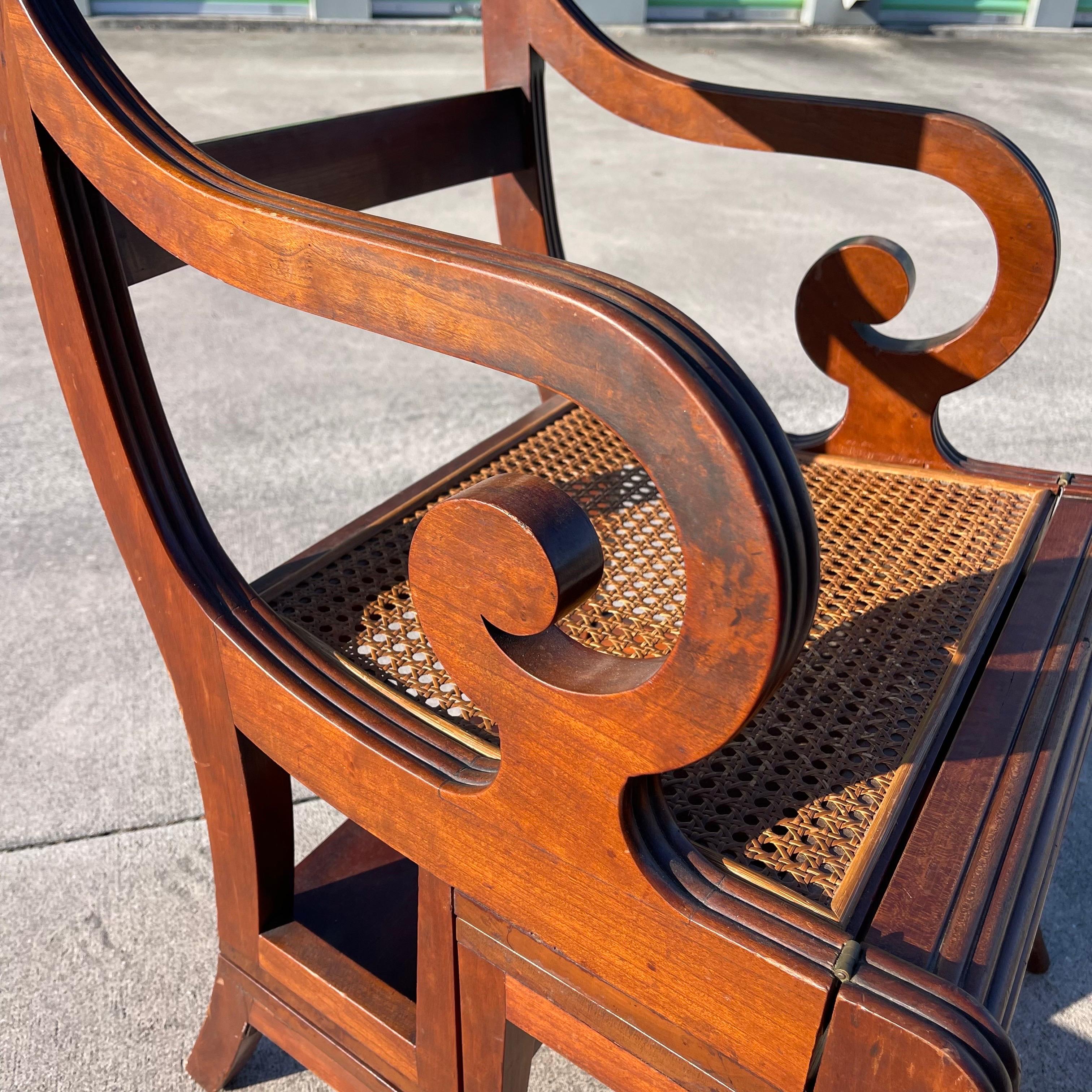 Chaise de bibliothèque à siège en rotin métamorphique de style Regency, marches, par Bittner, Louisville en vente 4