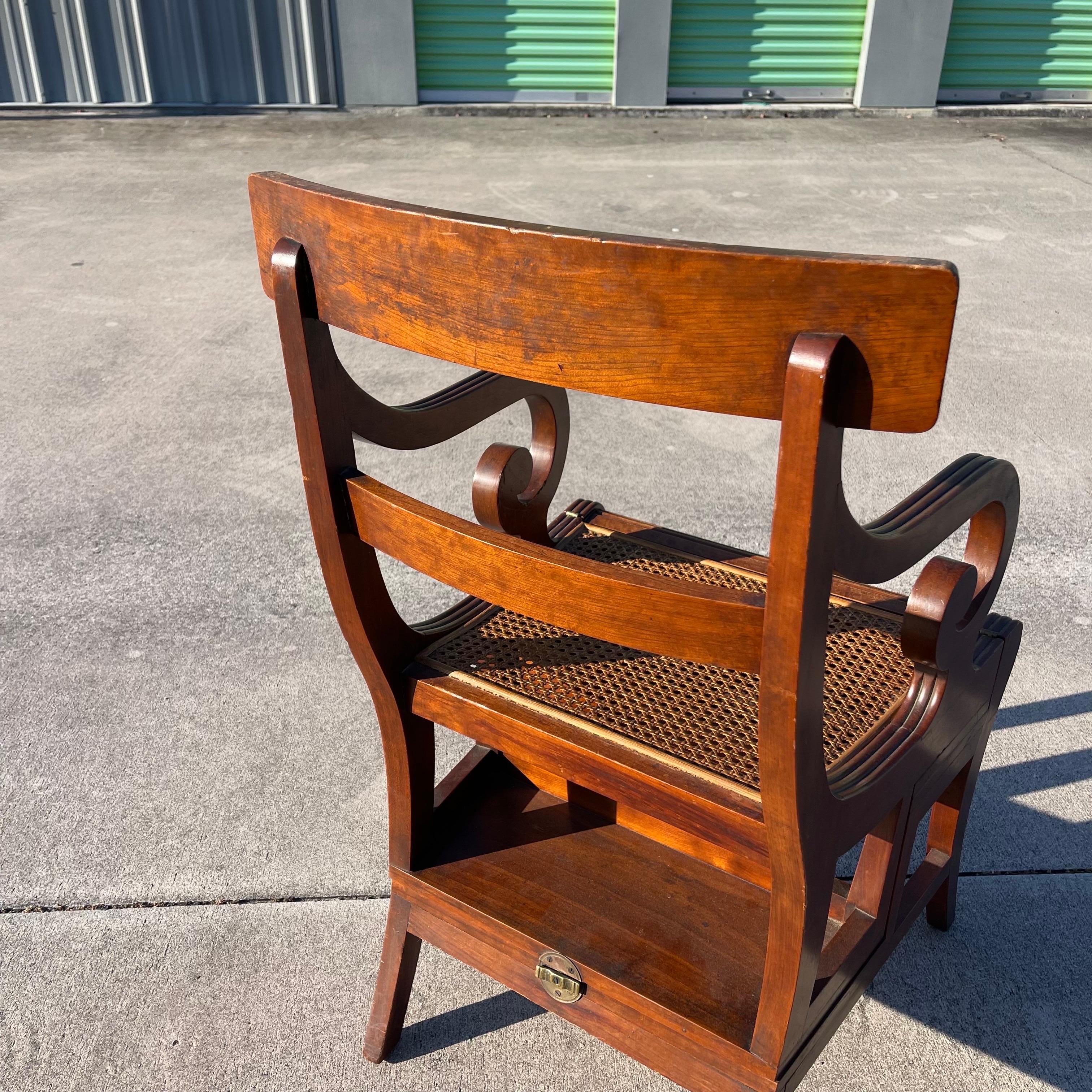 Chaise de bibliothèque à siège en rotin métamorphique de style Regency, marches, par Bittner, Louisville en vente 7