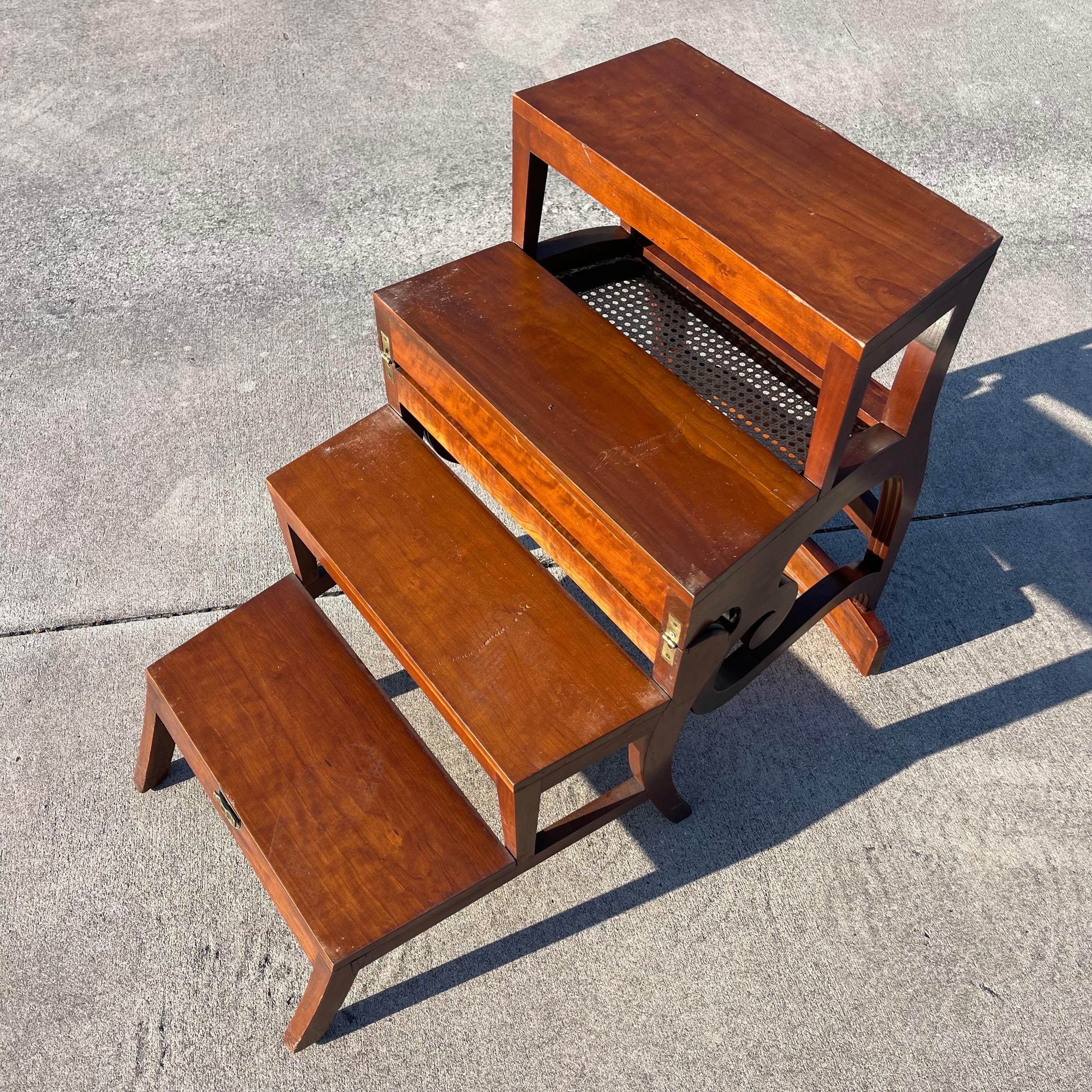 Chaise de bibliothèque à siège en rotin métamorphique de style Regency, marches, par Bittner, Louisville en vente 11