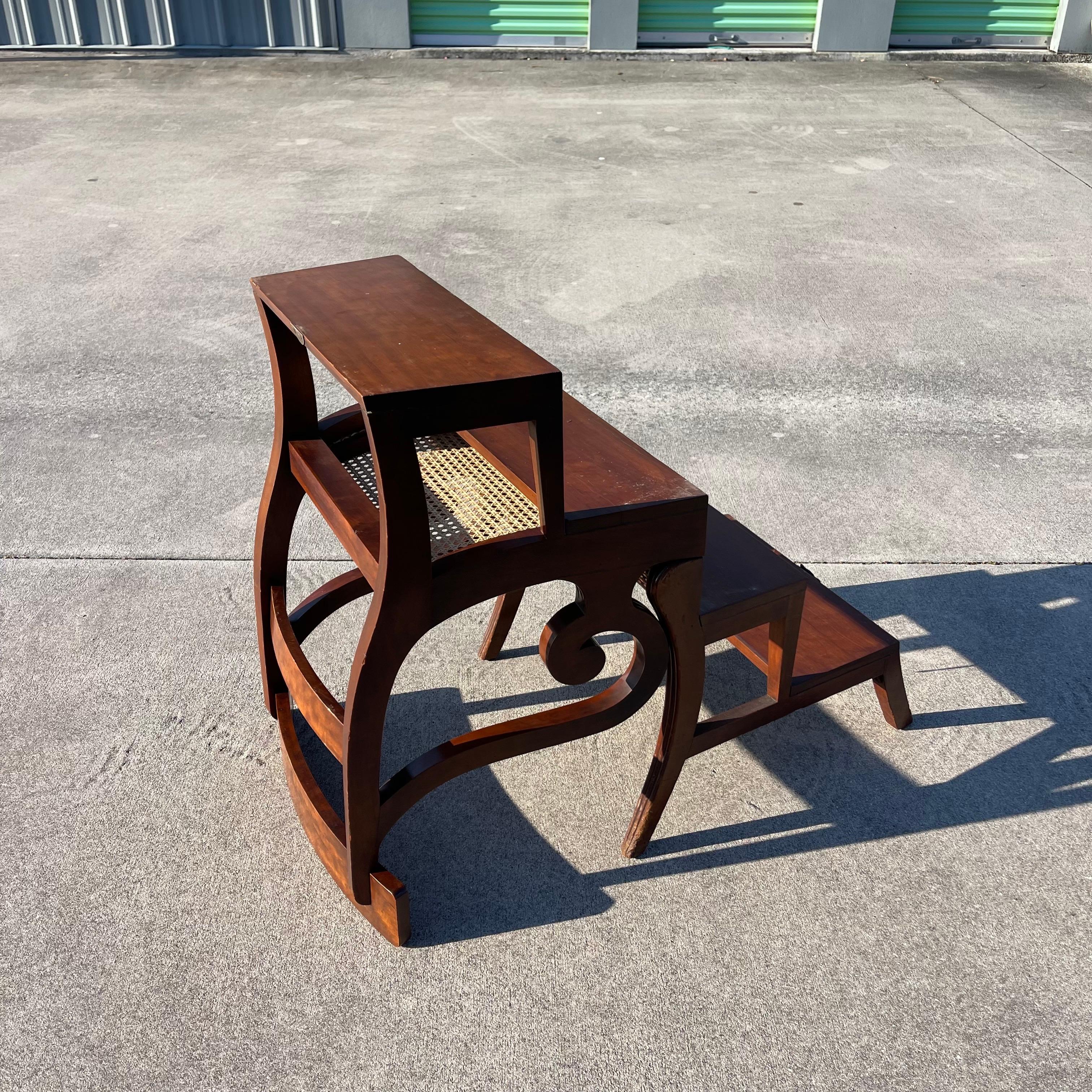 Chaise de bibliothèque à siège en rotin métamorphique de style Regency, marches, par Bittner, Louisville État moyen - En vente à Jensen Beach, FL