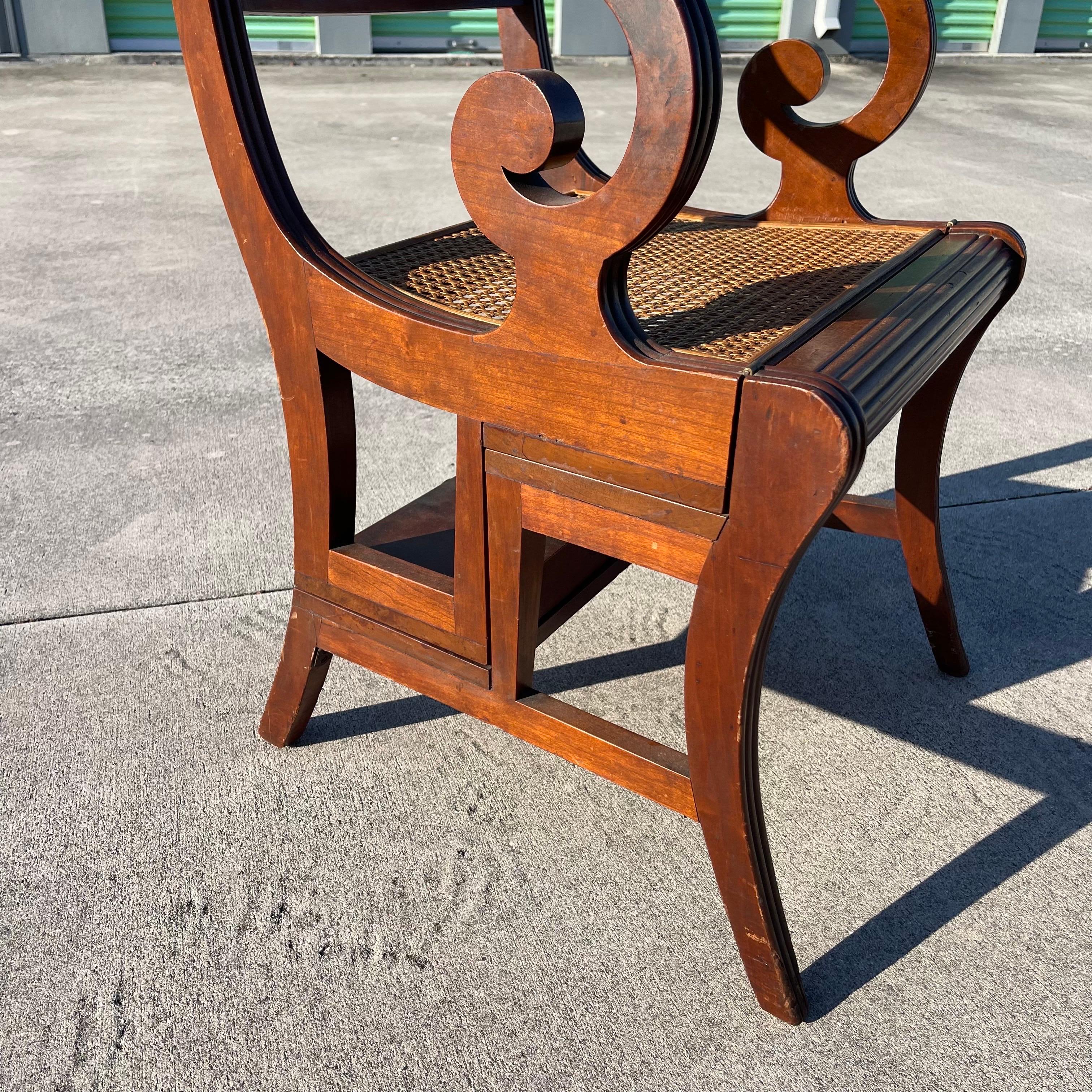 Bois Chaise de bibliothèque à siège en rotin métamorphique de style Regency, marches, par Bittner, Louisville en vente