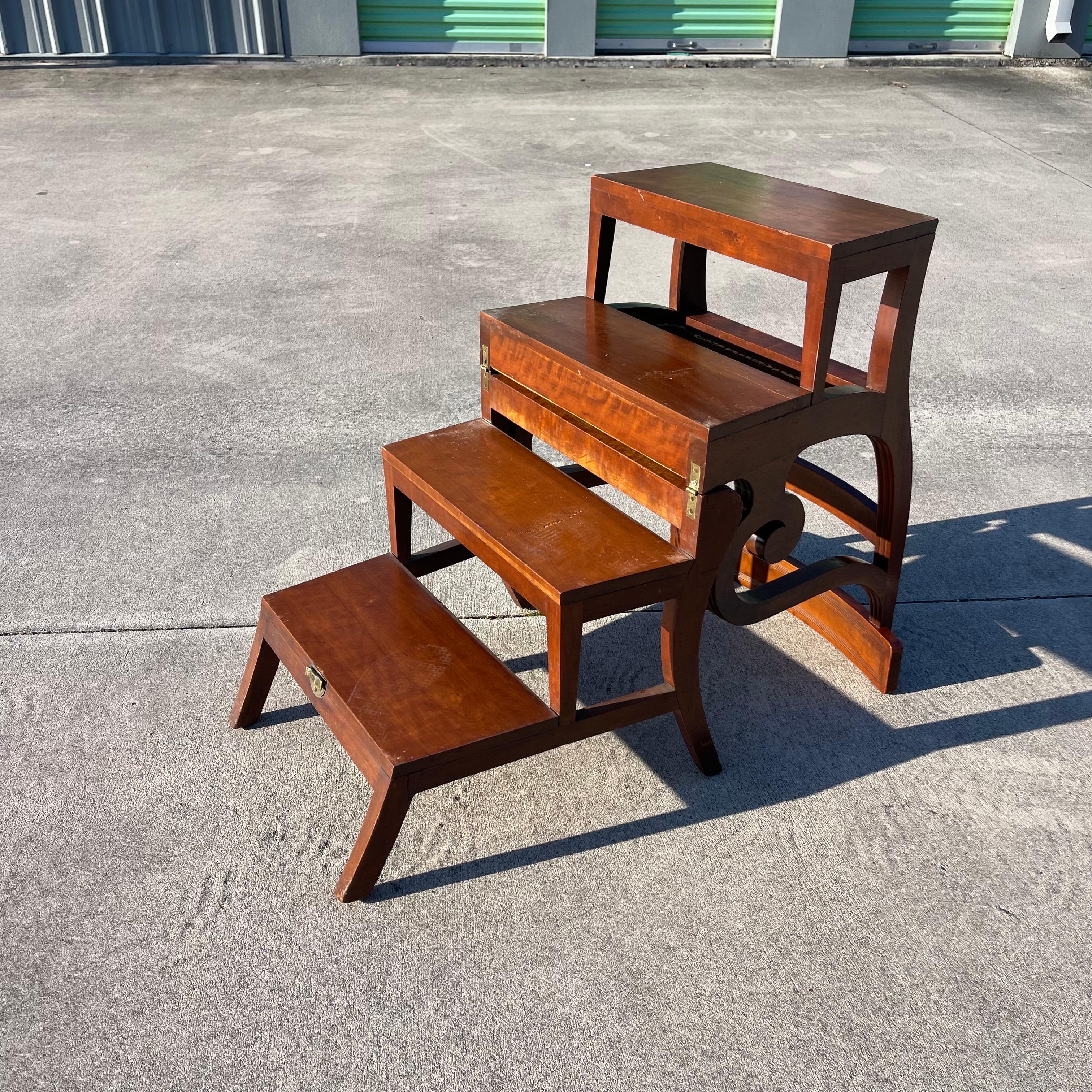 Chaise de bibliothèque à siège en rotin métamorphique de style Regency, marches, par Bittner, Louisville en vente 1