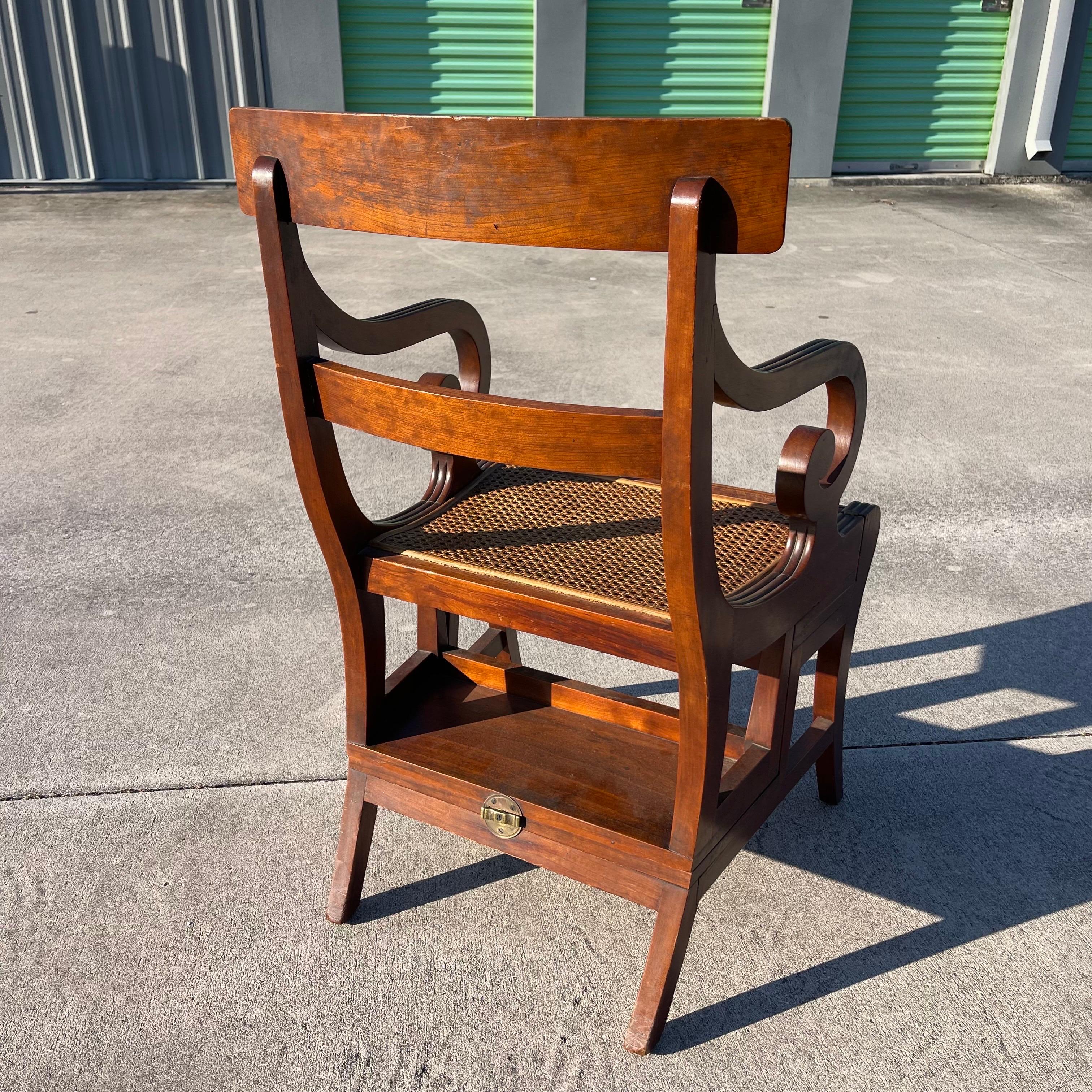 Chaise de bibliothèque à siège en rotin métamorphique de style Regency, marches, par Bittner, Louisville en vente 2