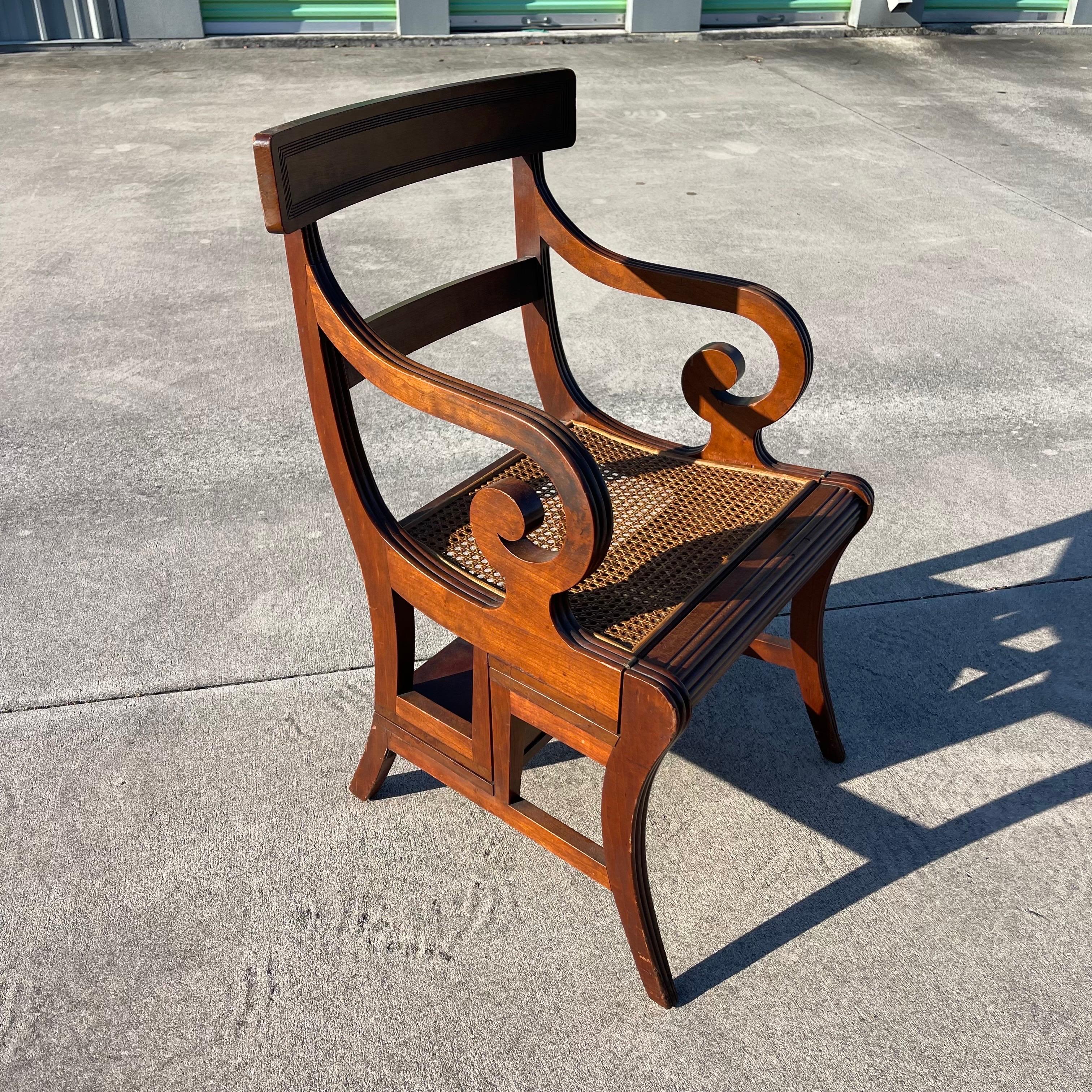 Chaise de bibliothèque à siège en rotin métamorphique de style Regency, marches, par Bittner, Louisville en vente 3