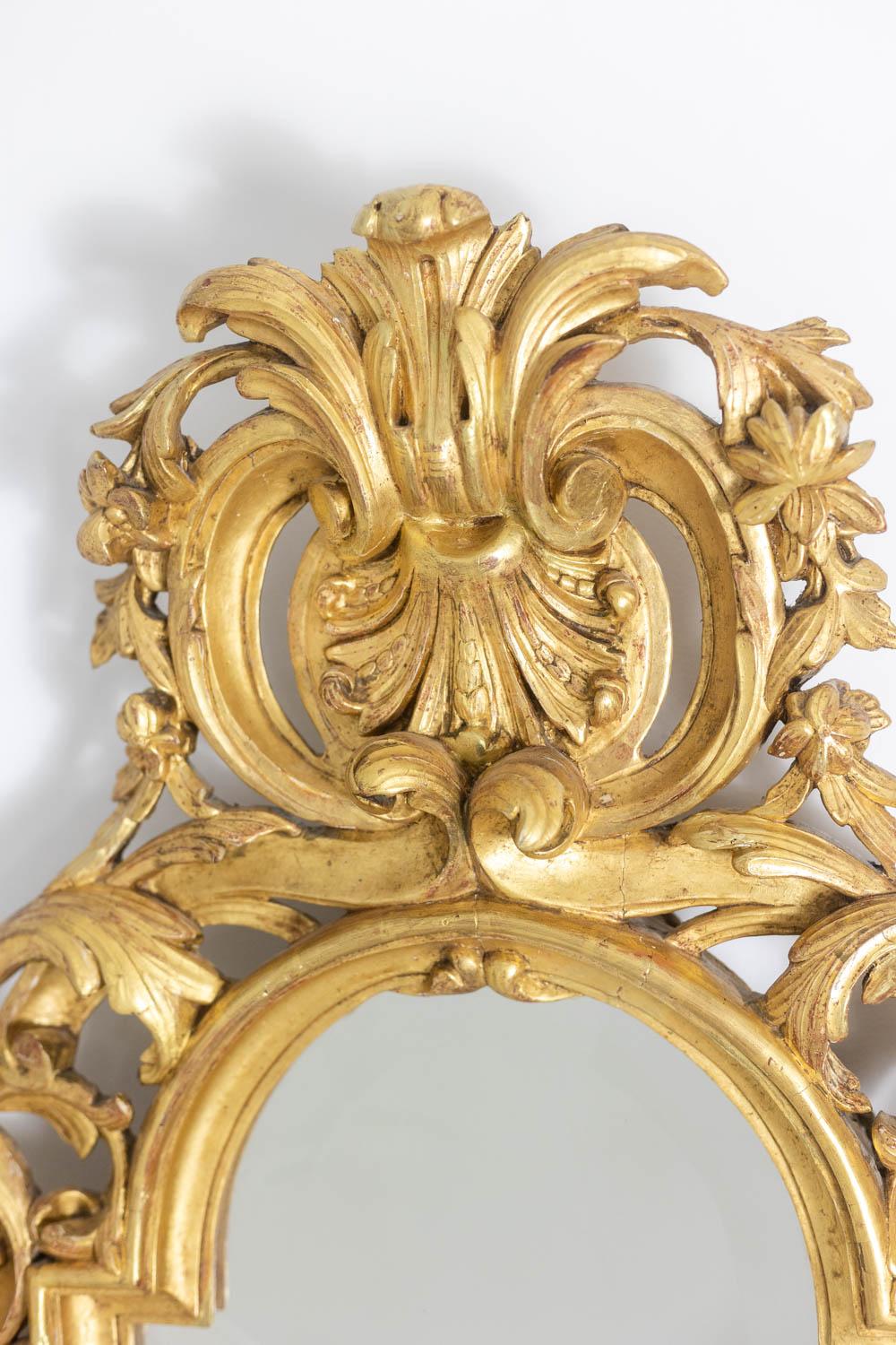 Regency style carved and gilded wooden mirror decorated with acanthus leaves, scrolls and scrolls and violin shape.

French work from the Napoleon III period, circa 1880.

Dimensions: H 100 x W 64 x D 10 cm

Reference: LS553535AD

The Regency style