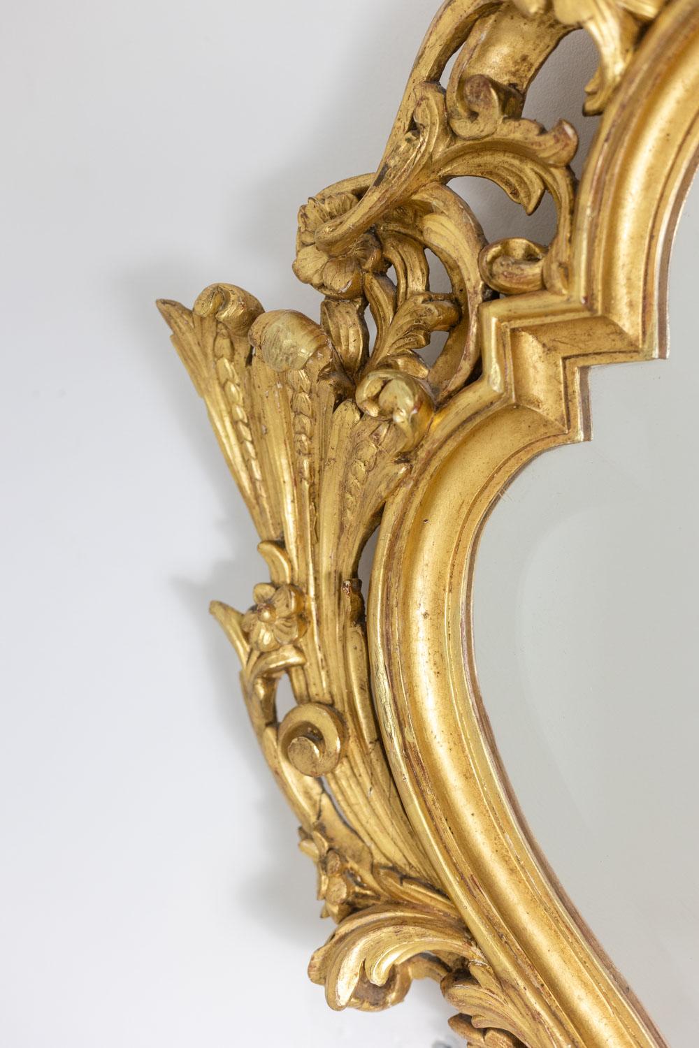 Spiegel im Regency-Stil aus geschnitztem und vergoldetem Holz. 1950s. im Zustand „Hervorragend“ im Angebot in Saint-Ouen, FR