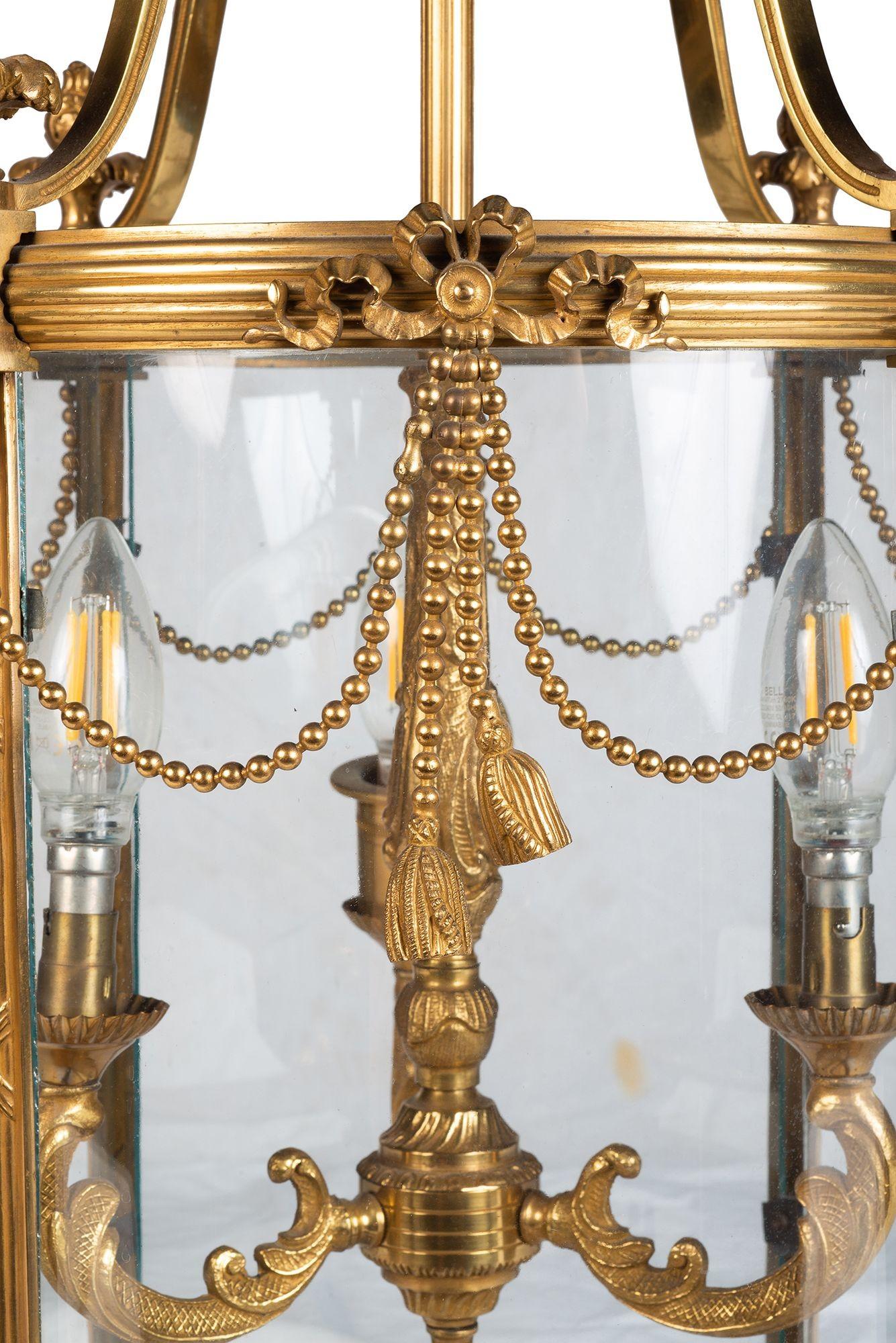 Regency style gilded ormolu Hall Lantern, having finials, needed drapes, tassels and ribbon decoration. Bowed glass pains and a three branch candle sconce, wired for electricity.


Batch 74 62277 LNYZ