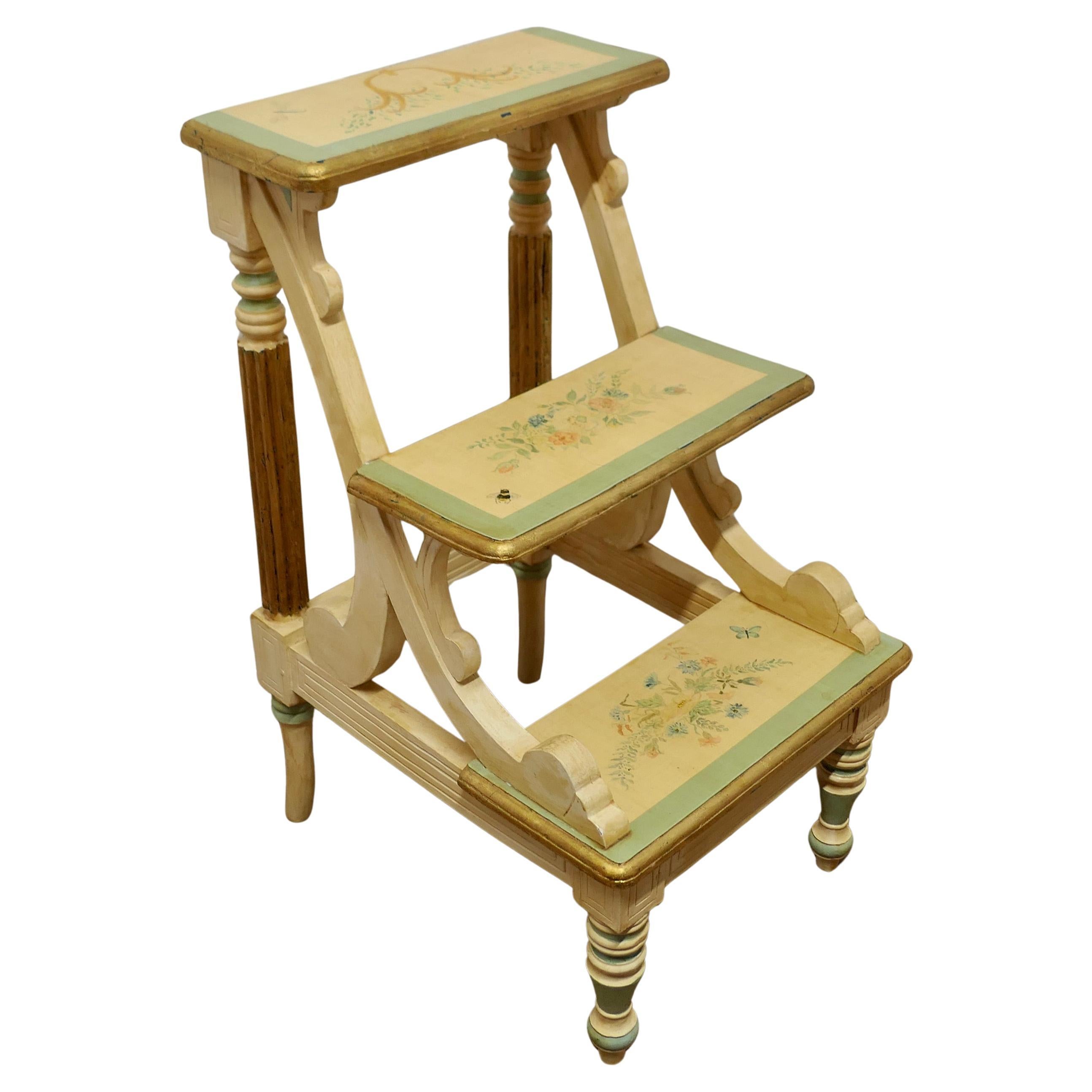 Escalones de biblioteca pintados estilo Regencia Se trata de una pieza sólida y resistente en venta