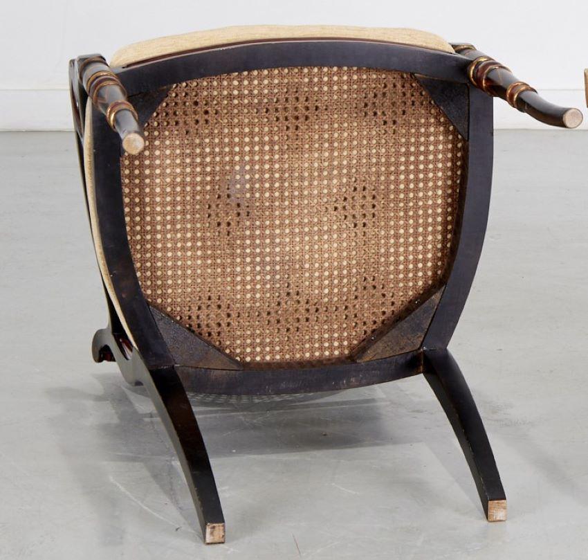 Tissu Fauteuil de style Régence en bois d'ébène avec assise en rotin, dossier avec détails en tête de lion en vente