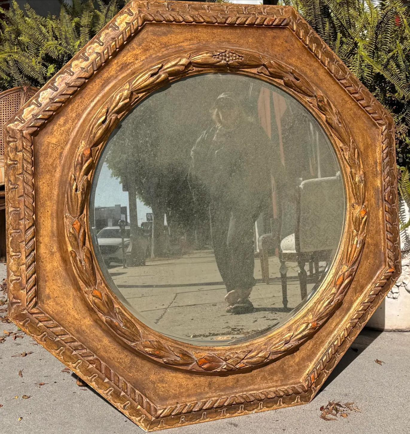 Regency Miroir octogonal en bois doré de style Régence Paul Ferrante en vente