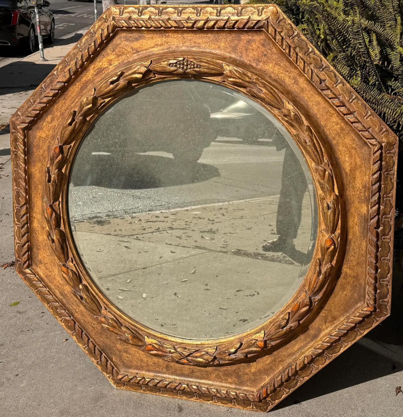 Américain Miroir octogonal en bois doré de style Régence Paul Ferrante en vente