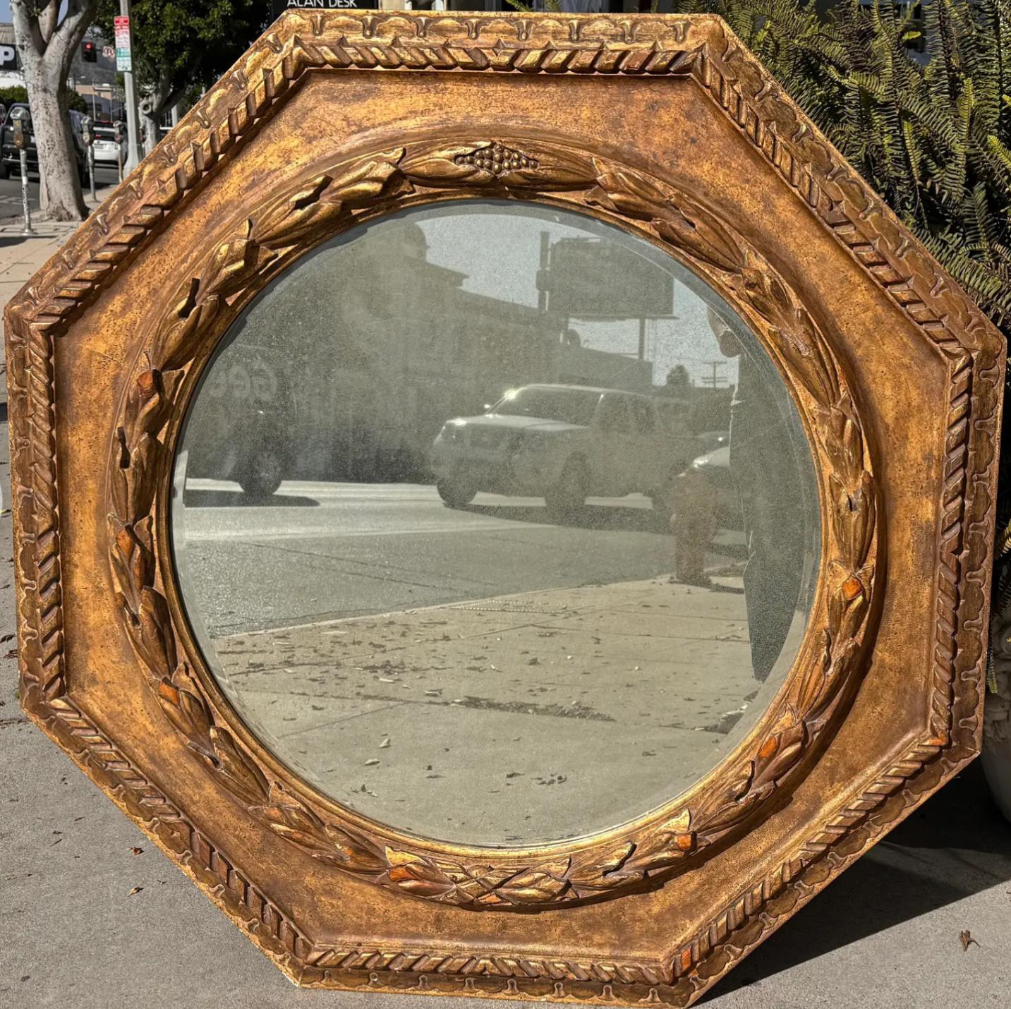 Miroir octogonal en bois doré de style Régence Paul Ferrante Bon état - En vente à LOS ANGELES, CA