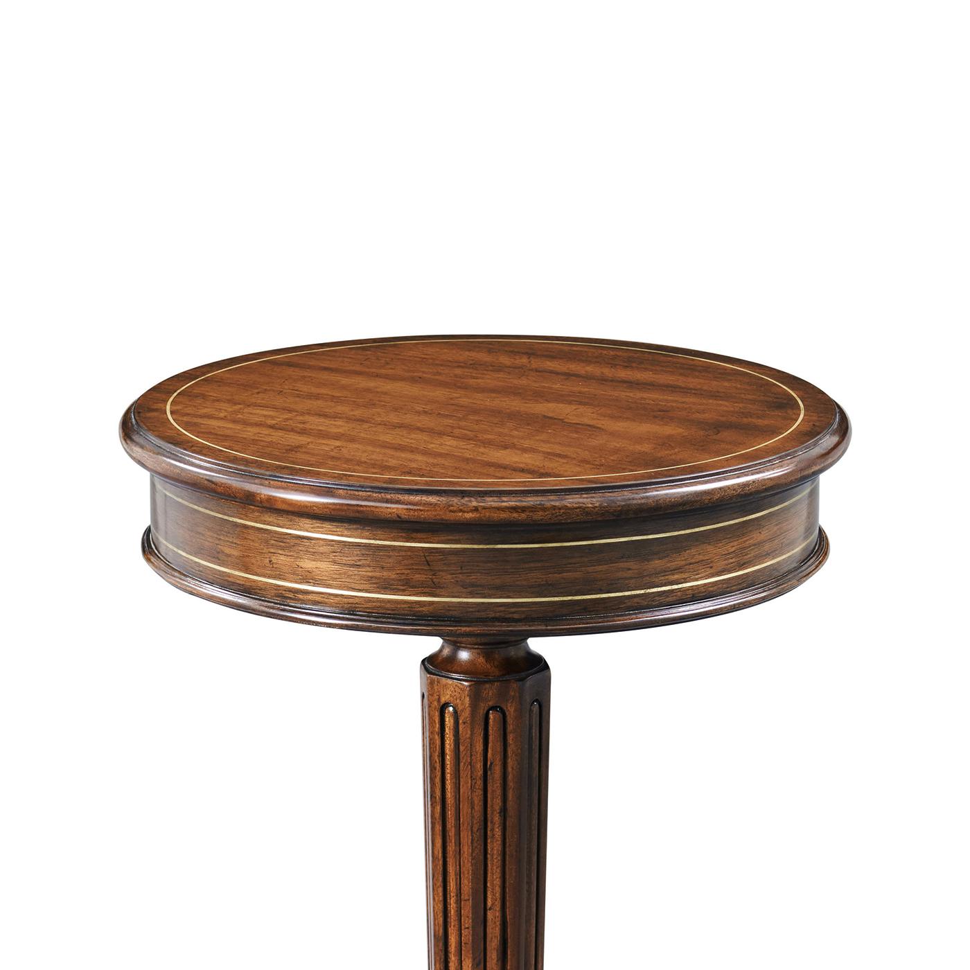 Regency Table d'appoint de style Régence à piédestal en vente