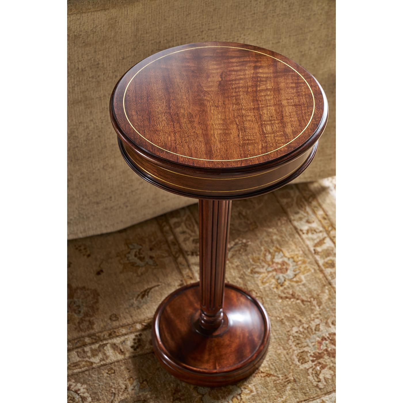 Vietnamien Table d'appoint de style Régence à piédestal en vente