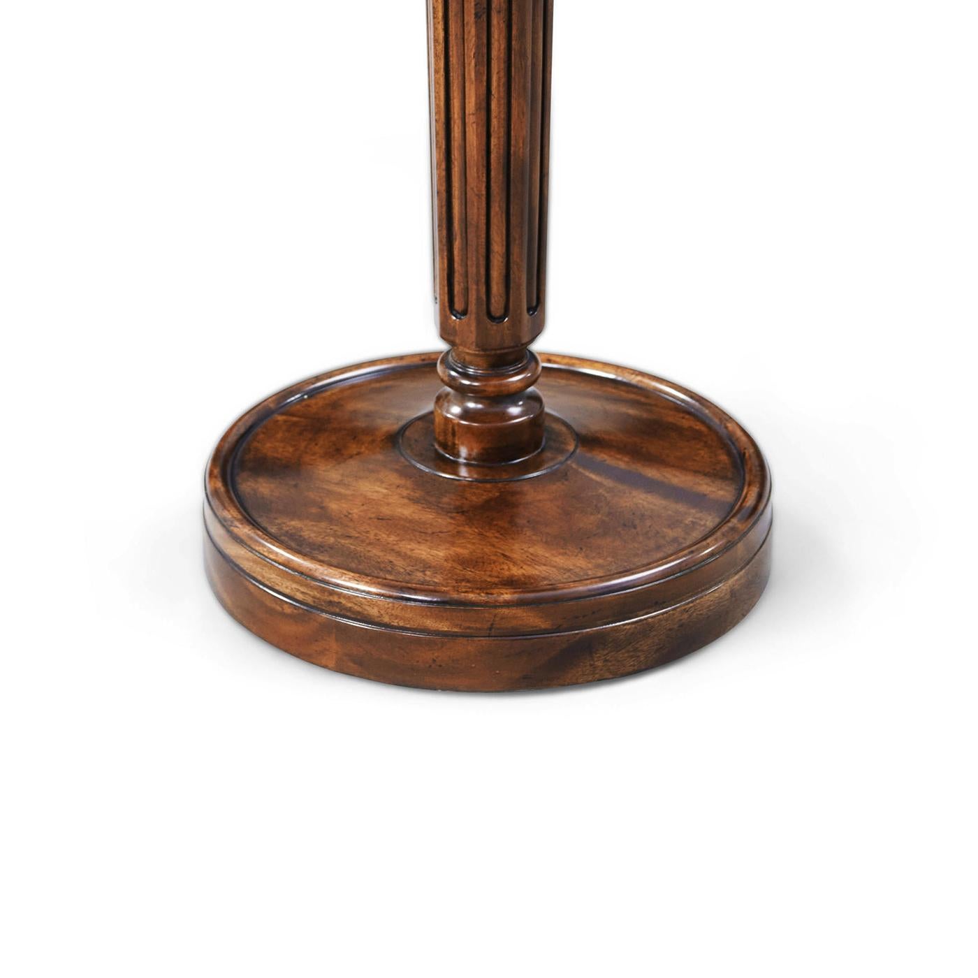 XXIe siècle et contemporain Table d'appoint de style Régence à piédestal en vente