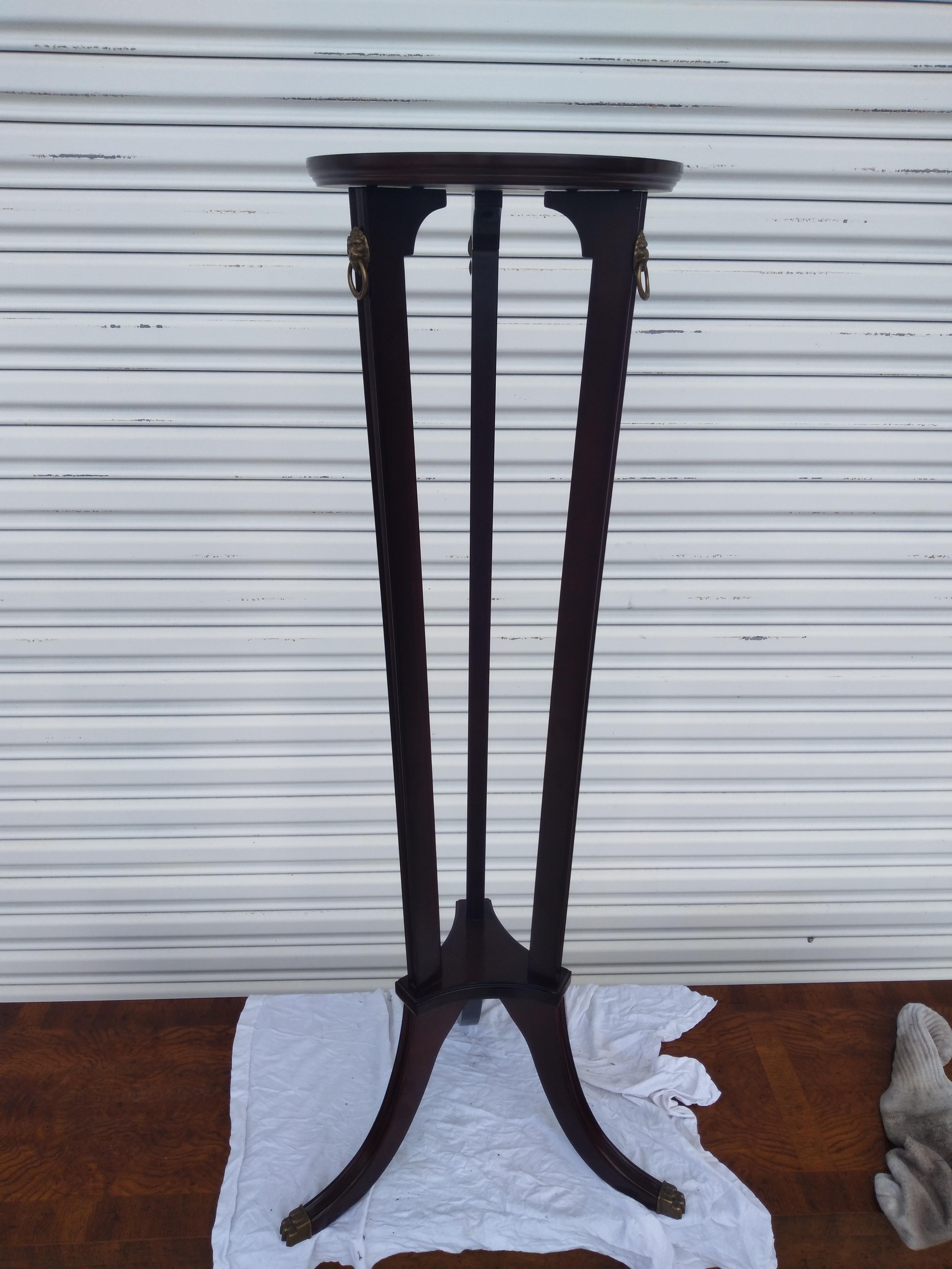 Questo piedistallo è stato realizzato dall'azienda di mobili Bombay. Ha accenti in ottone e gambe eleganti. I piedi sono dotati di tappi in ottone.
