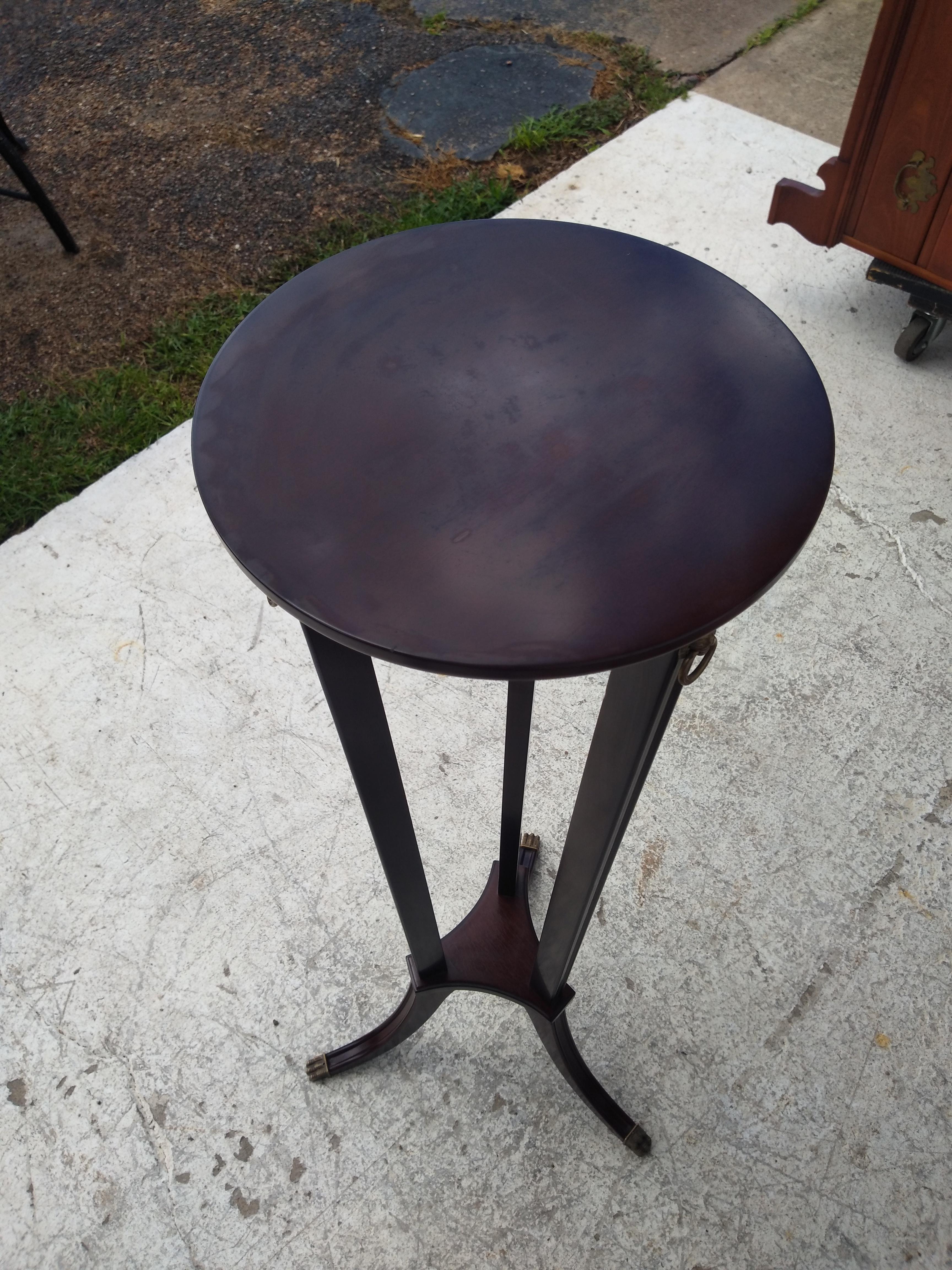 Piedistallo in stile Regency con accenti in ottone In condizioni buone in vendita a Pasadena, TX